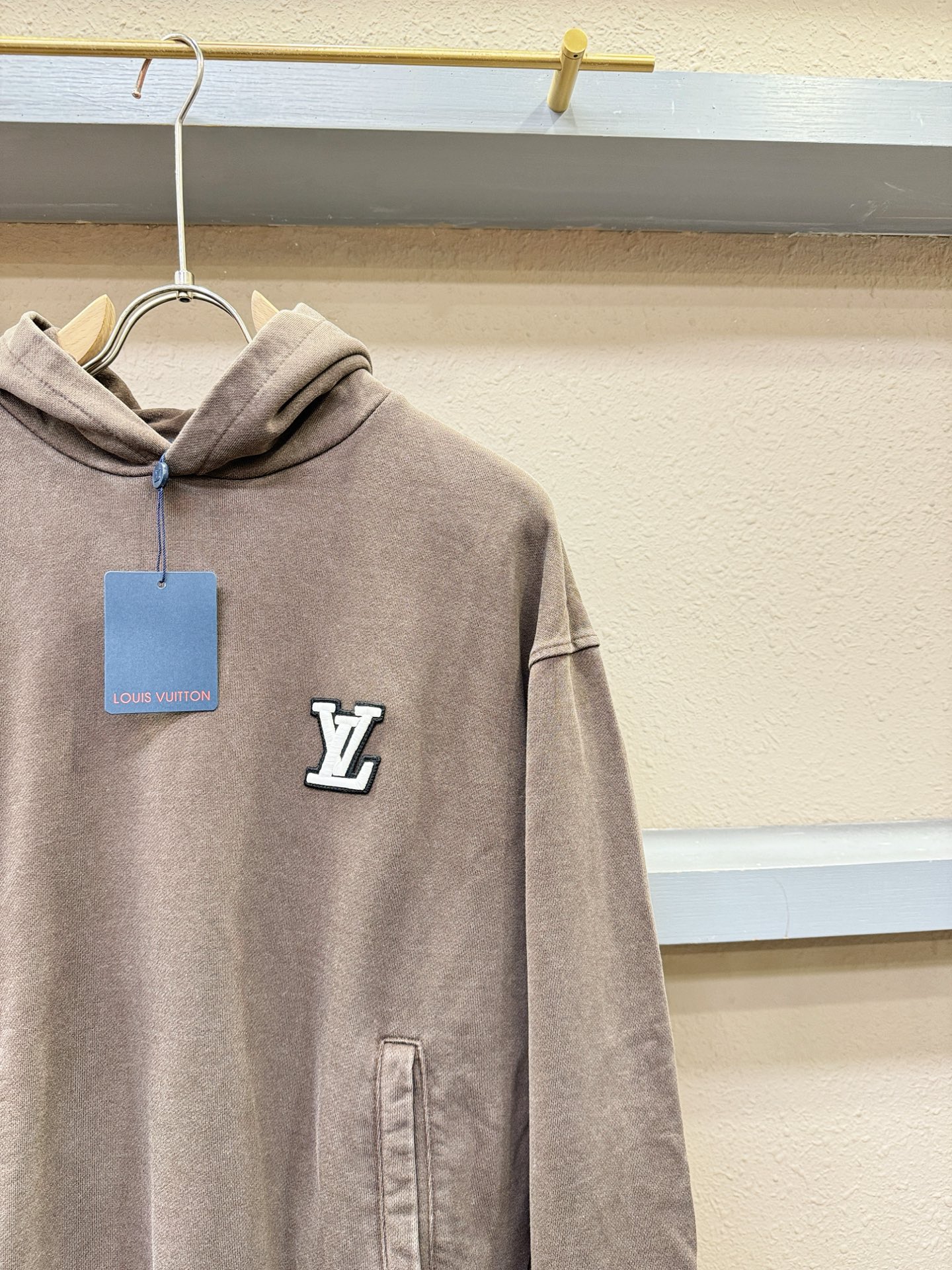 套装 LV路易威登 2025秋冬新款休闲套装，细节精致高级，高级感满满。定制高端面料，上身挺括有型，舒适