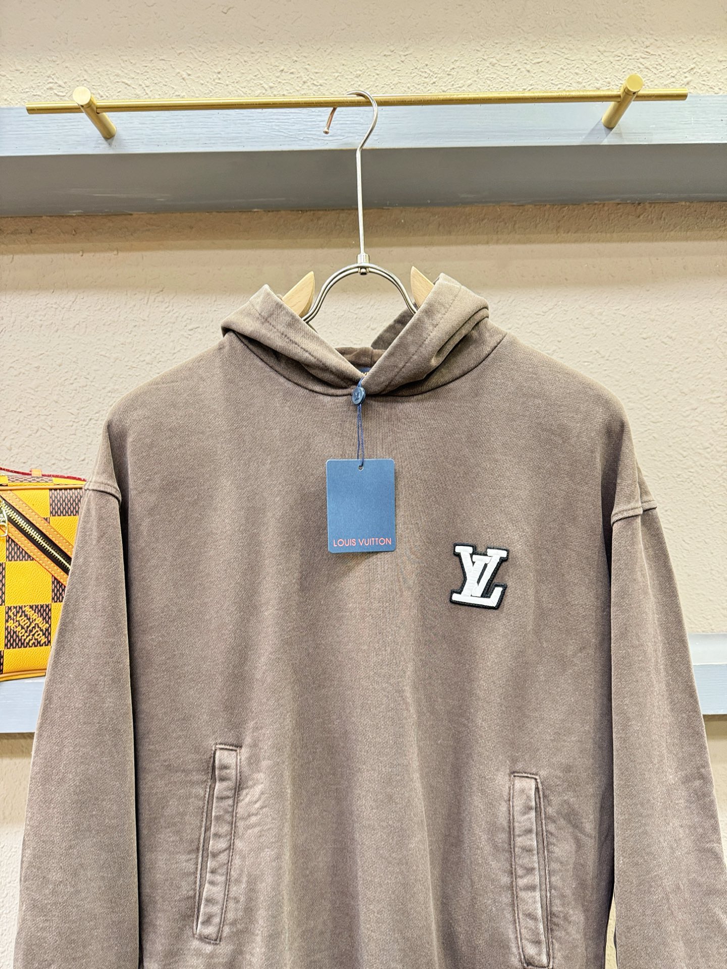 套装 LV路易威登 2025秋冬新款休闲套装，细节精致高级，高级感满满。定制高端面料，上身挺括有型，舒适