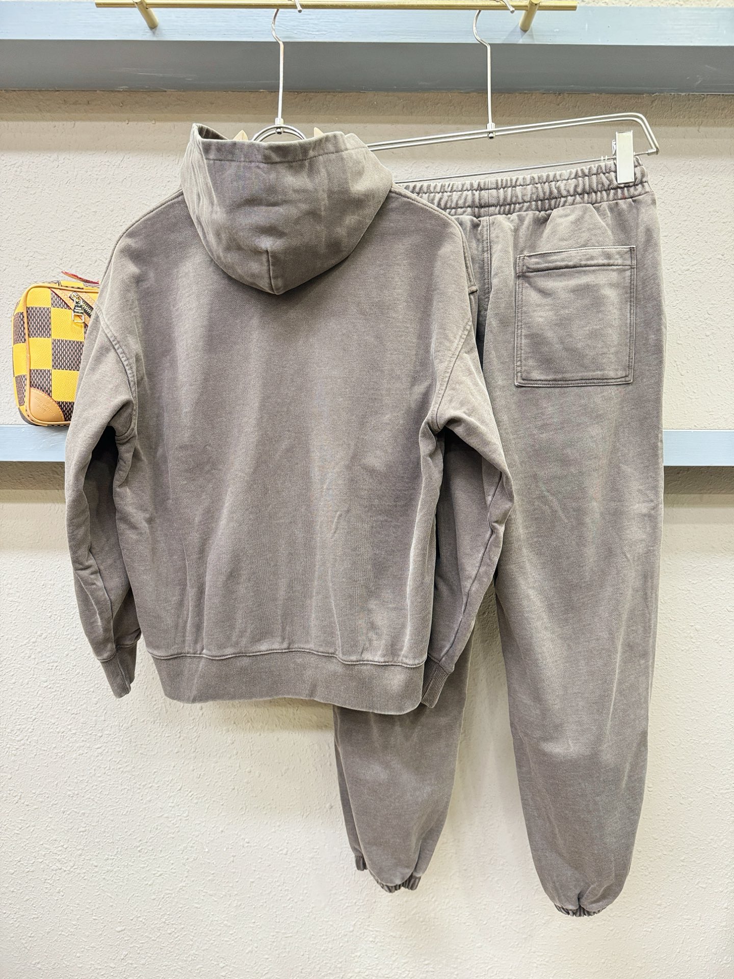 套装 LV路易威登 2025秋冬新款休闲套装，细节精致高级，高级感满满。定制高端面料，上身挺括有型，舒适