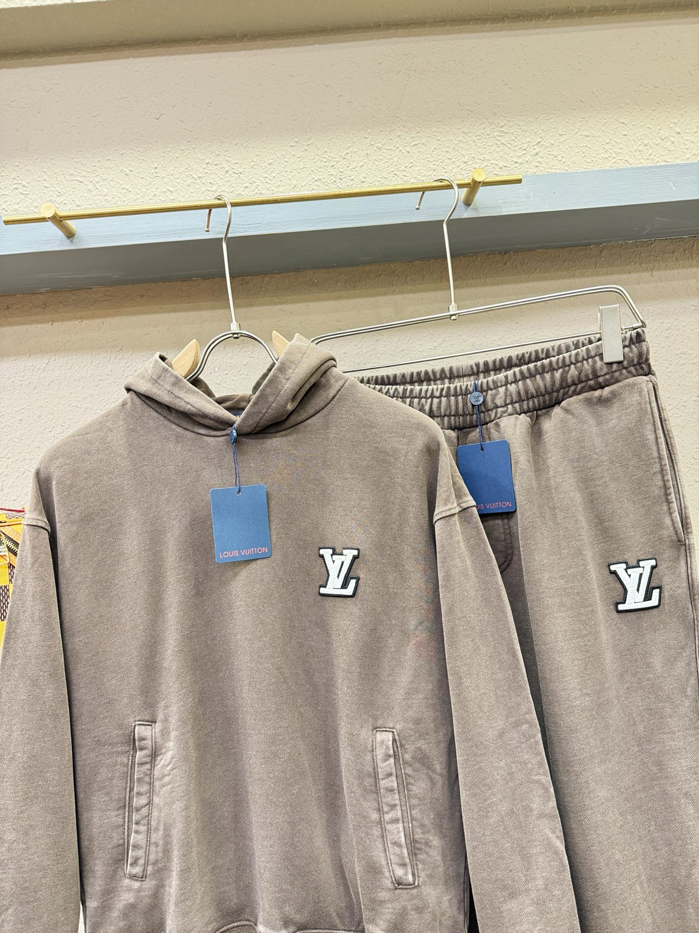 套装 LV路易威登 2025秋冬新款休闲套装，细节精致高级，高级感满满。定制高端面料，上身挺括有型，舒适