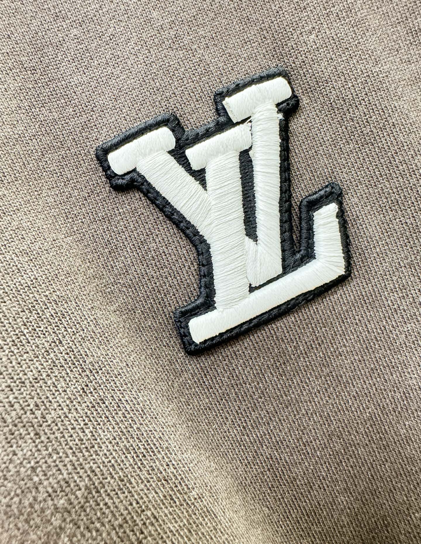 套装 LV路易威登 2025秋冬新款休闲套装，细节精致高级，高级感满满。定制高端面料，上身挺括有型，舒适