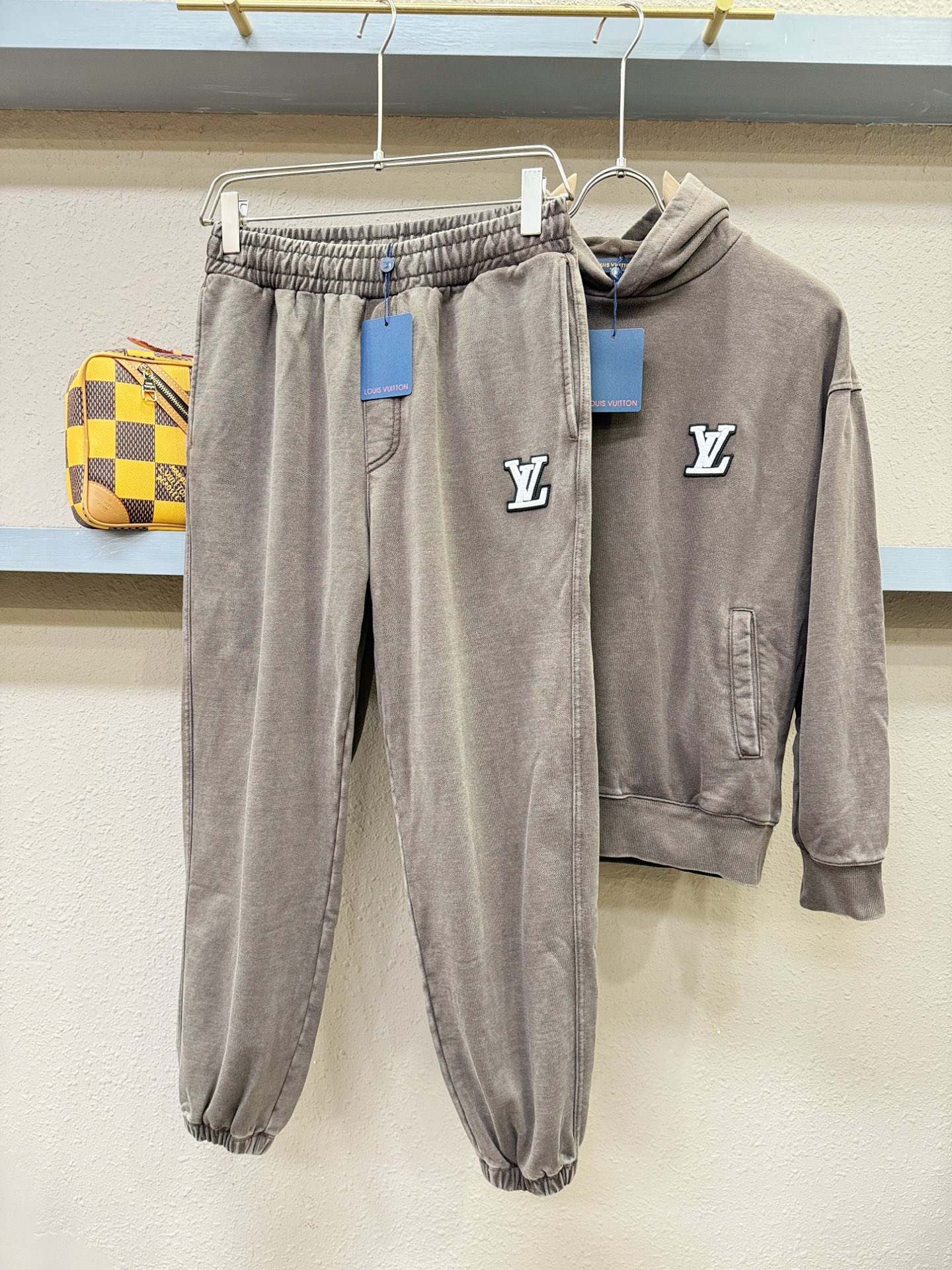 套装 LV路易威登 2025秋冬新款休闲套装，细节精致高级，高级感满满。定制高端面料，上身挺括有型，舒适