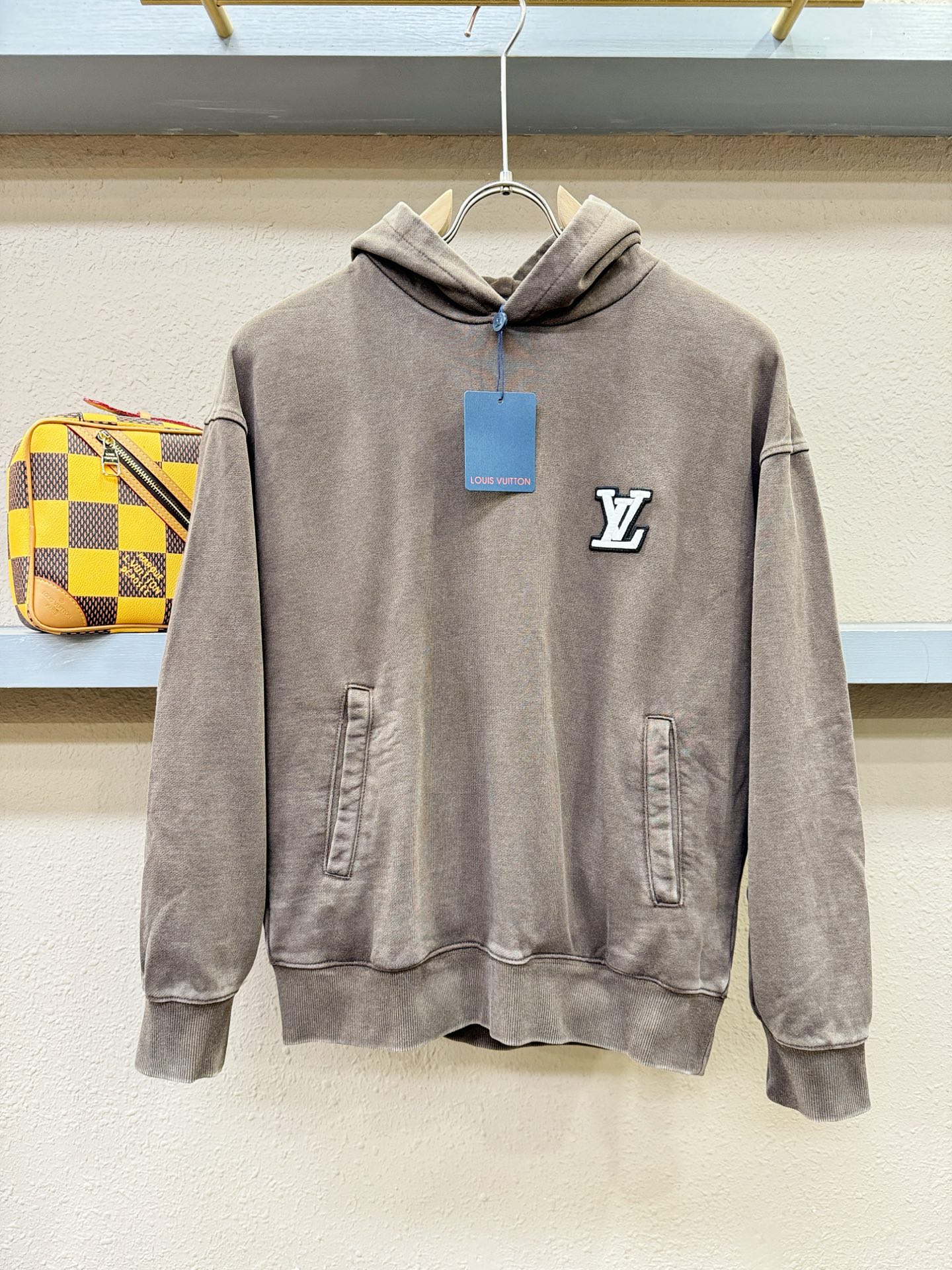 套装 LV路易威登 2025秋冬新款休闲套装，细节精致高级，高级感满满。定制高端面料，上身挺括有型，舒适