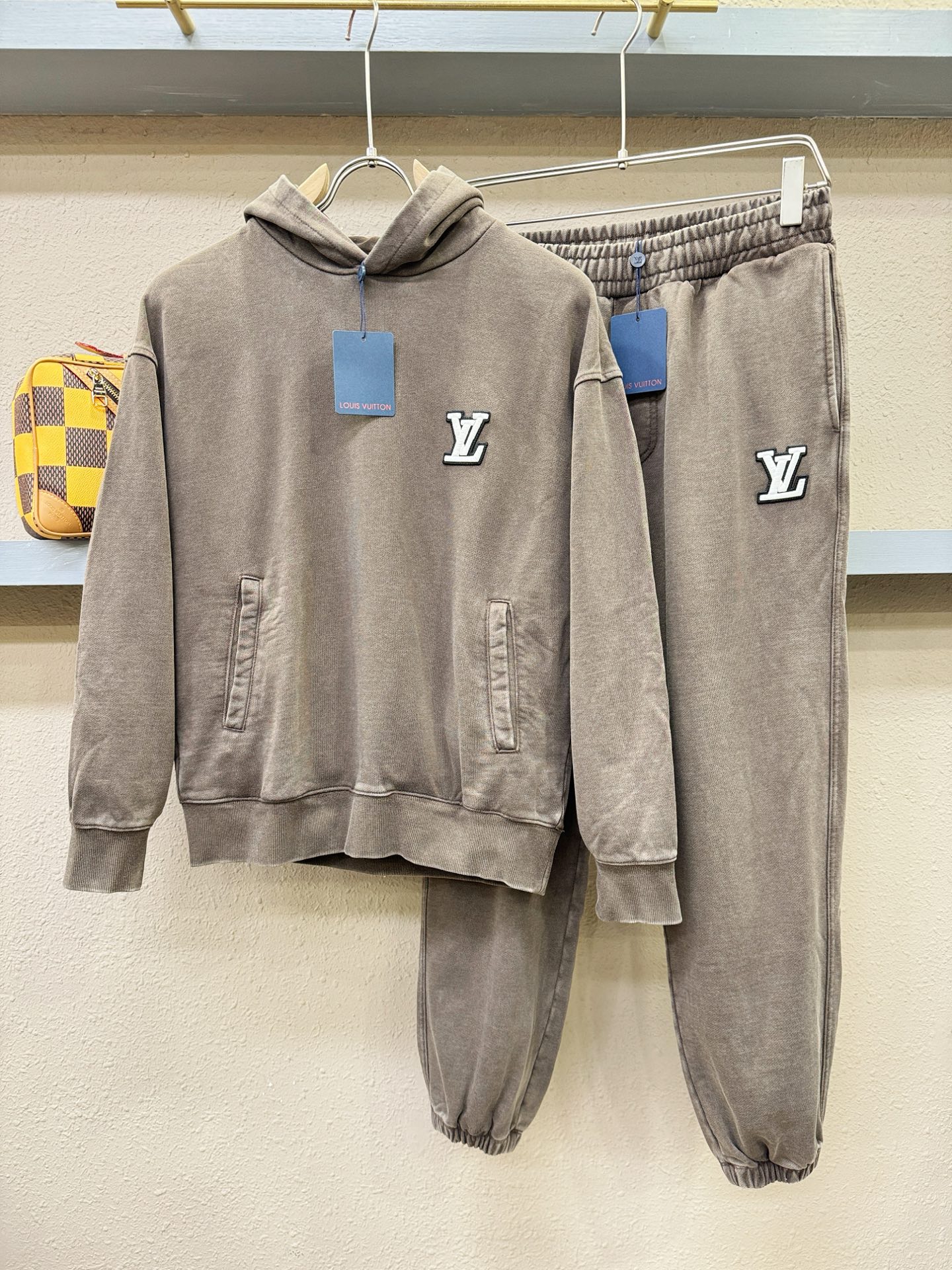 套装 LV路易威登 2025秋冬新款休闲套装，细节精致高级，高级感满满。定制高端面料，上身挺括有型，舒适