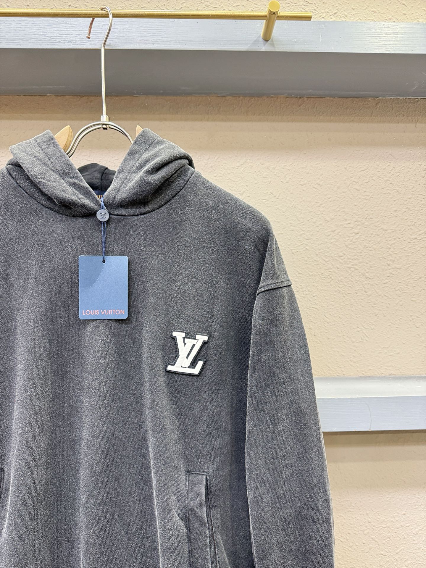 套装 LV路易威登 2025秋冬新款休闲套装，细节精致高级，高级感满满。定制高端面料，上身挺括有型，舒适