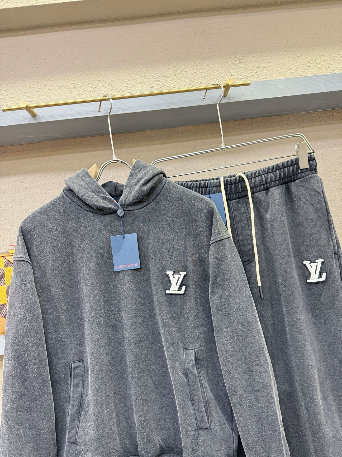 套装 LV路易威登 2025秋冬新款休闲套装，细节精致高级，高级感满满。定制高端面料，上身挺括有型，舒适