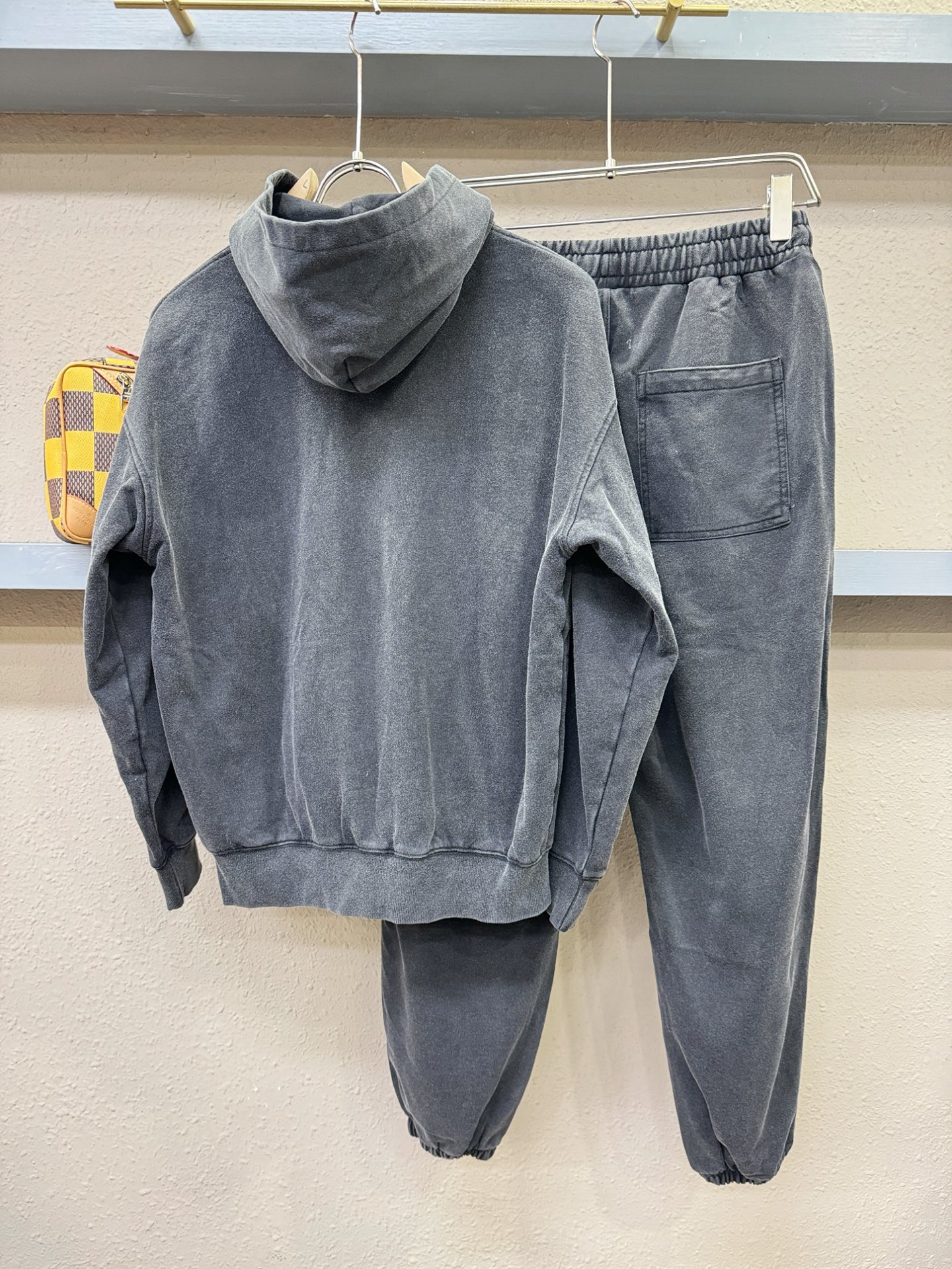 套装 LV路易威登 2025秋冬新款休闲套装，细节精致高级，高级感满满。定制高端面料，上身挺括有型，舒适