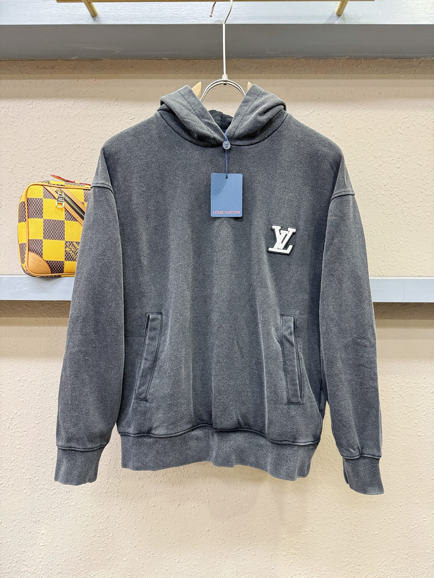 套装 LV路易威登 2025秋冬新款休闲套装，细节精致高级，高级感满满。定制高端面料，上身挺括有型，舒适