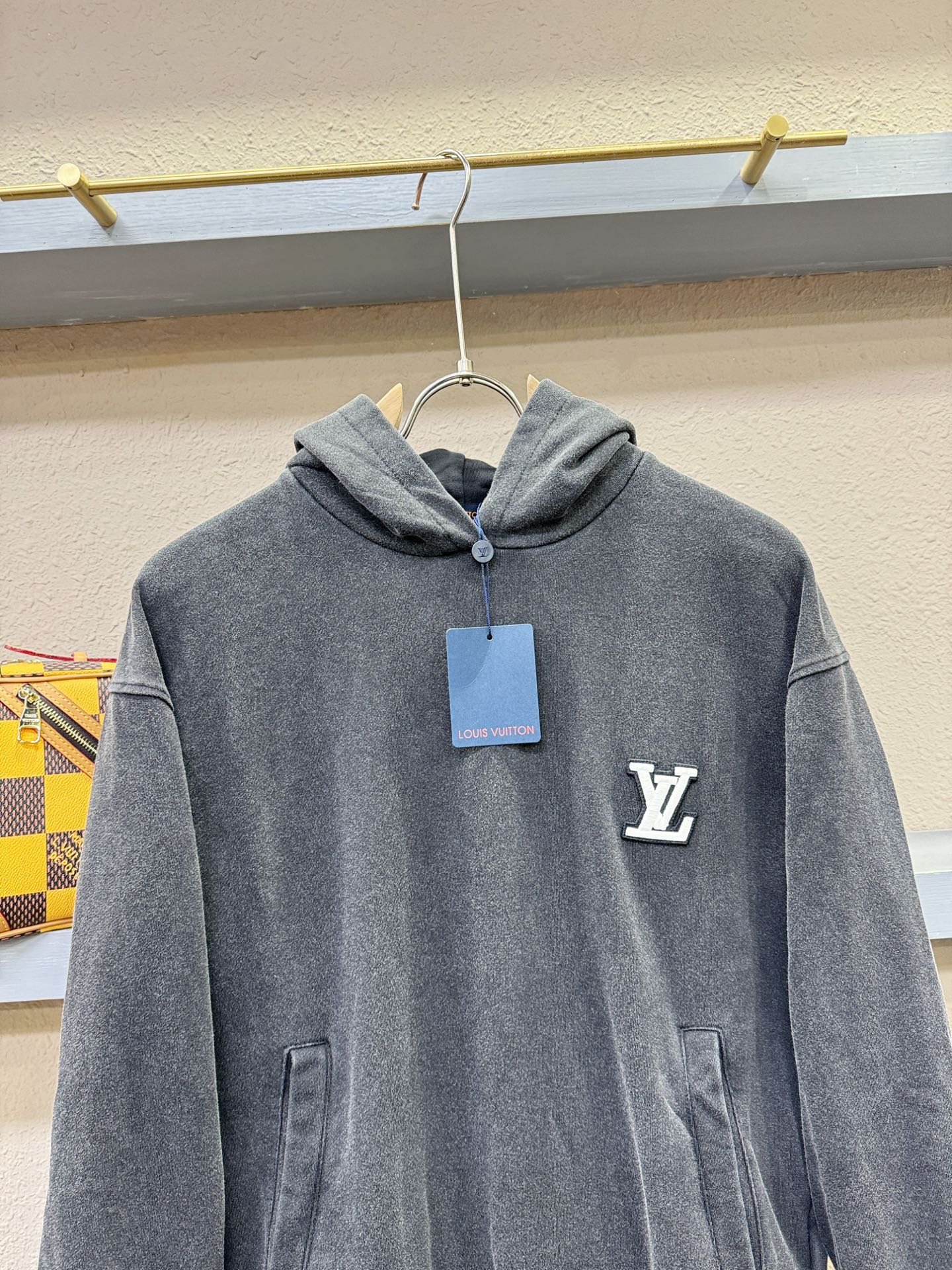 套装 LV路易威登 2025秋冬新款休闲套装，细节精致高级，高级感满满。定制高端面料，上身挺括有型，舒适