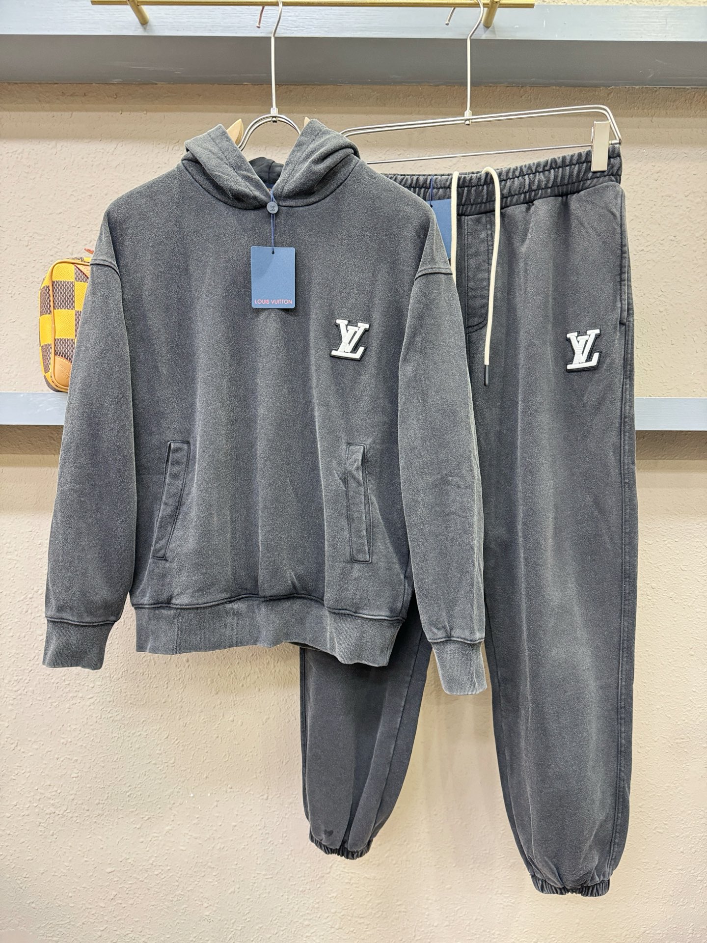 套装 LV路易威登 2025秋冬新款休闲套装，细节精致高级，高级感满满。定制高端面料，上身挺括有型，舒适