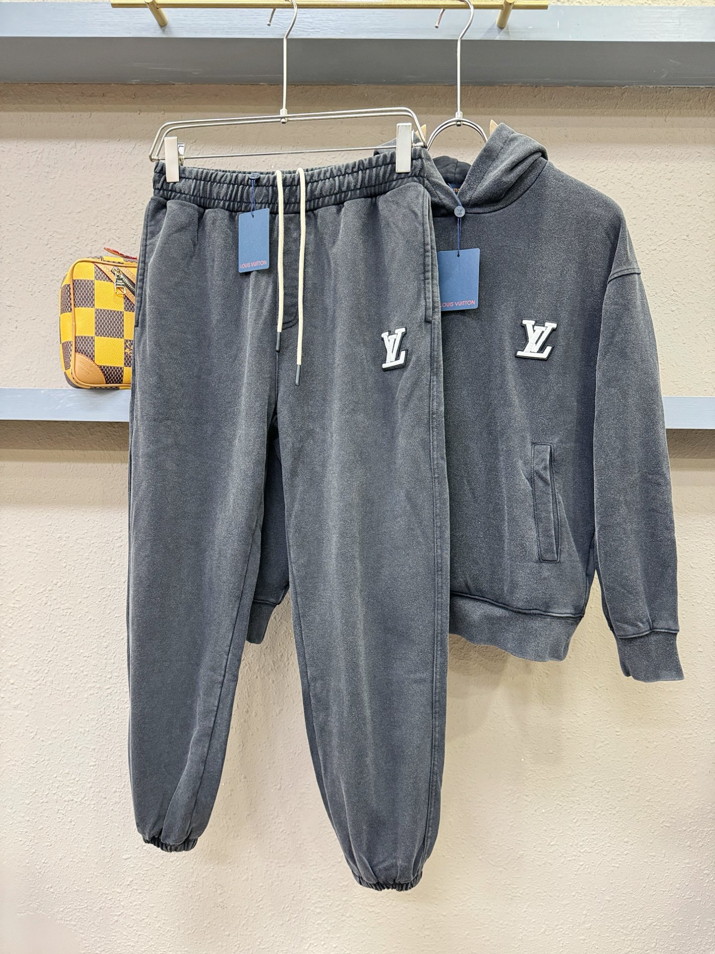 套装 LV路易威登 2025秋冬新款休闲套装，细节精致高级，高级感满满。定制高端面料，上身挺括有型，舒适