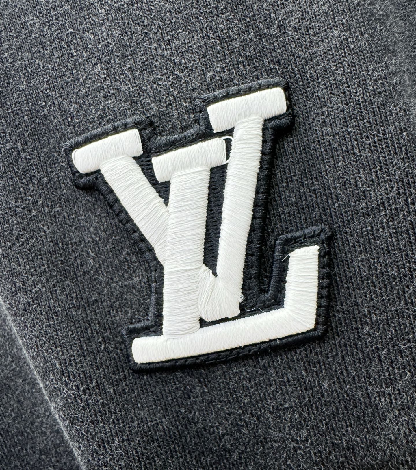 套装 LV路易威登 2025秋冬新款休闲套装，细节精致高级，高级感满满。定制高端面料，上身挺括有型，舒适