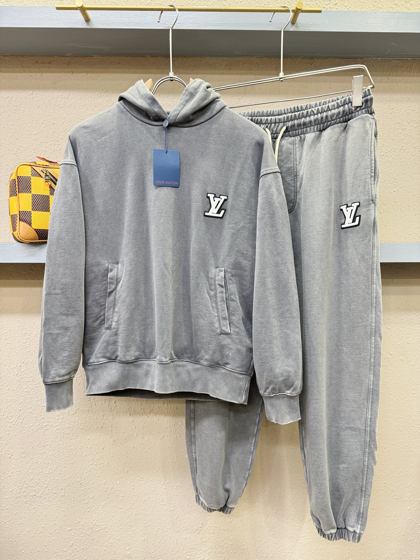 套装 LV路易威登 2025秋冬新款休闲套装，细节精致高级，高级感满满。定制高端面料，上身挺括有型，舒适