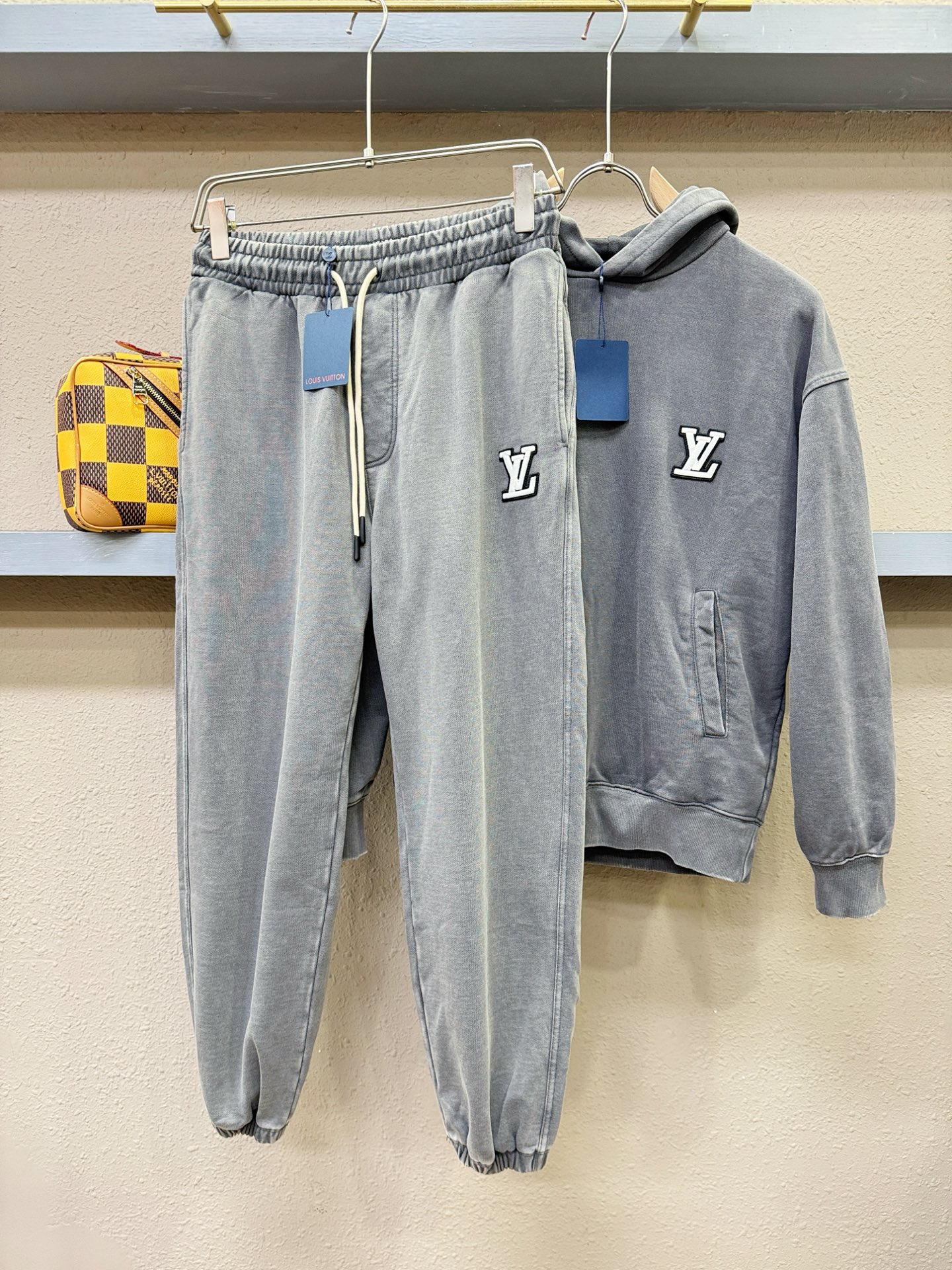 套装 LV路易威登 2025秋冬新款休闲套装，细节精致高级，高级感满满。定制高端面料，上身挺括有型，舒适