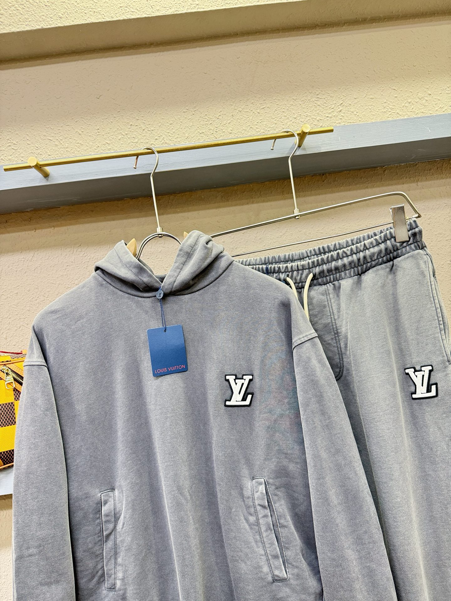 套装 LV路易威登 2025秋冬新款休闲套装，细节精致高级，高级感满满。定制高端面料，上身挺括有型，舒适