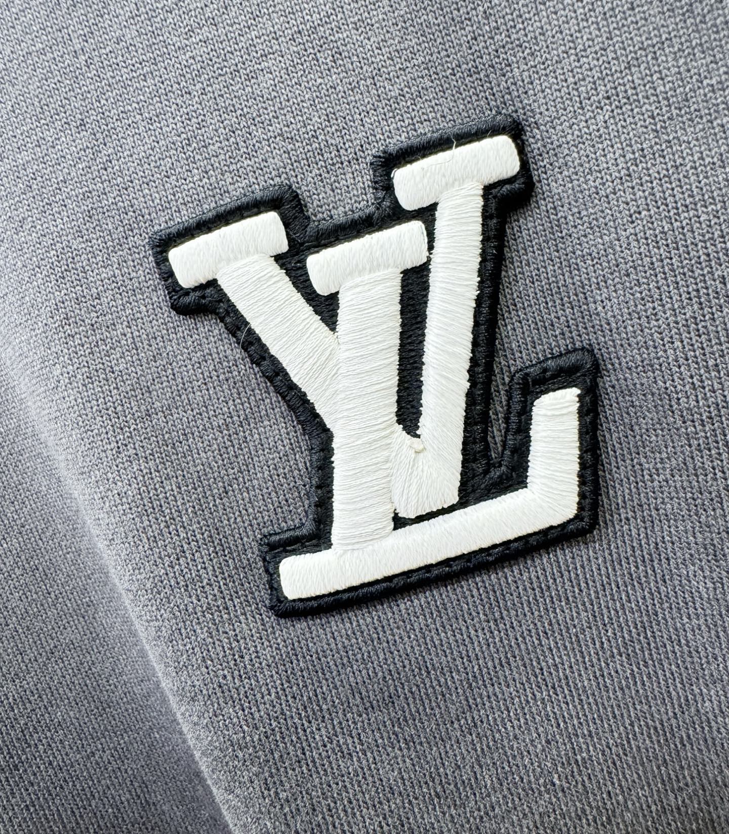 套装 LV路易威登 2025秋冬新款休闲套装，细节精致高级，高级感满满。定制高端面料，上身挺括有型，舒适