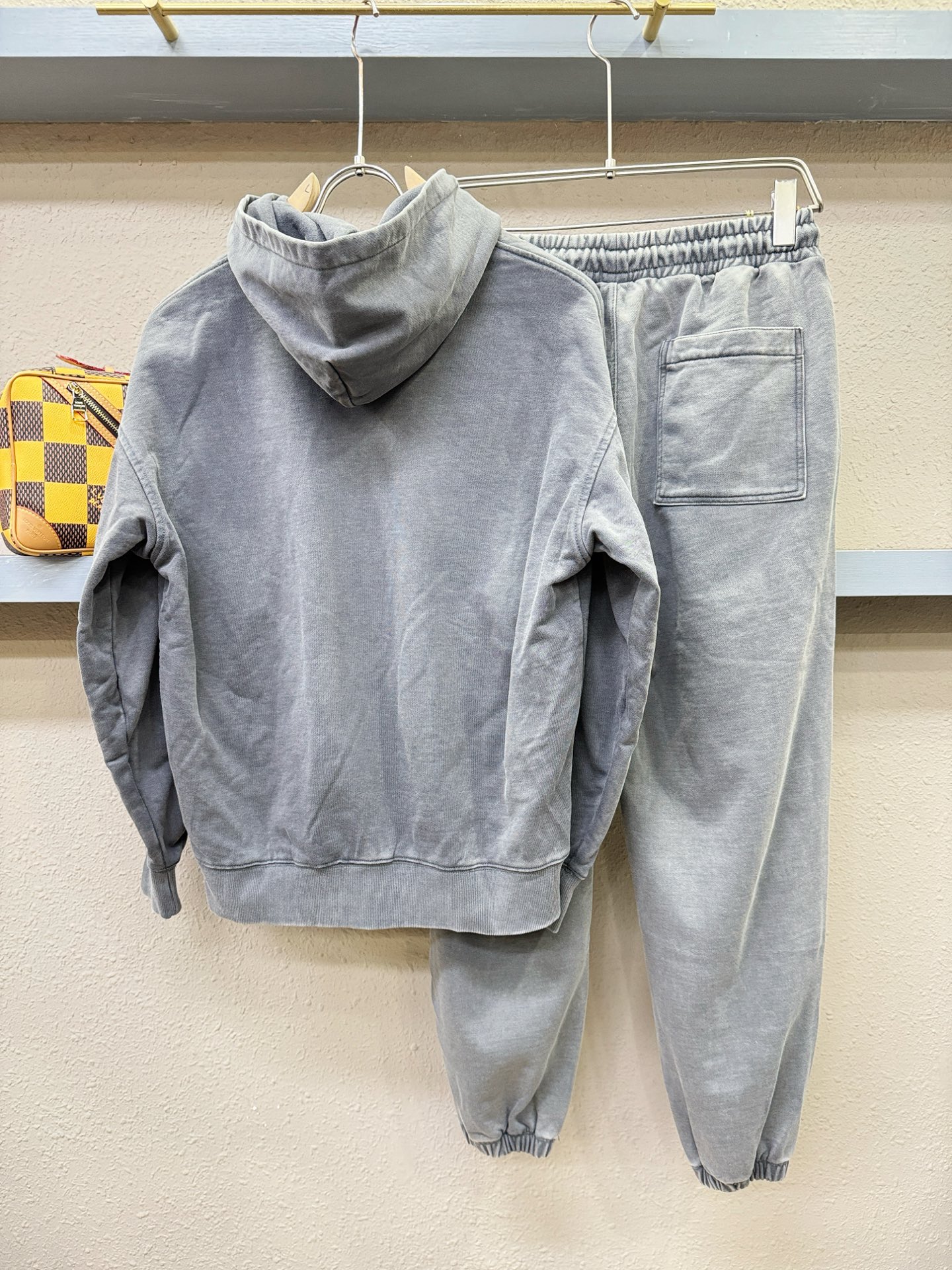 套装 LV路易威登 2025秋冬新款休闲套装，细节精致高级，高级感满满。定制高端面料，上身挺括有型，舒适