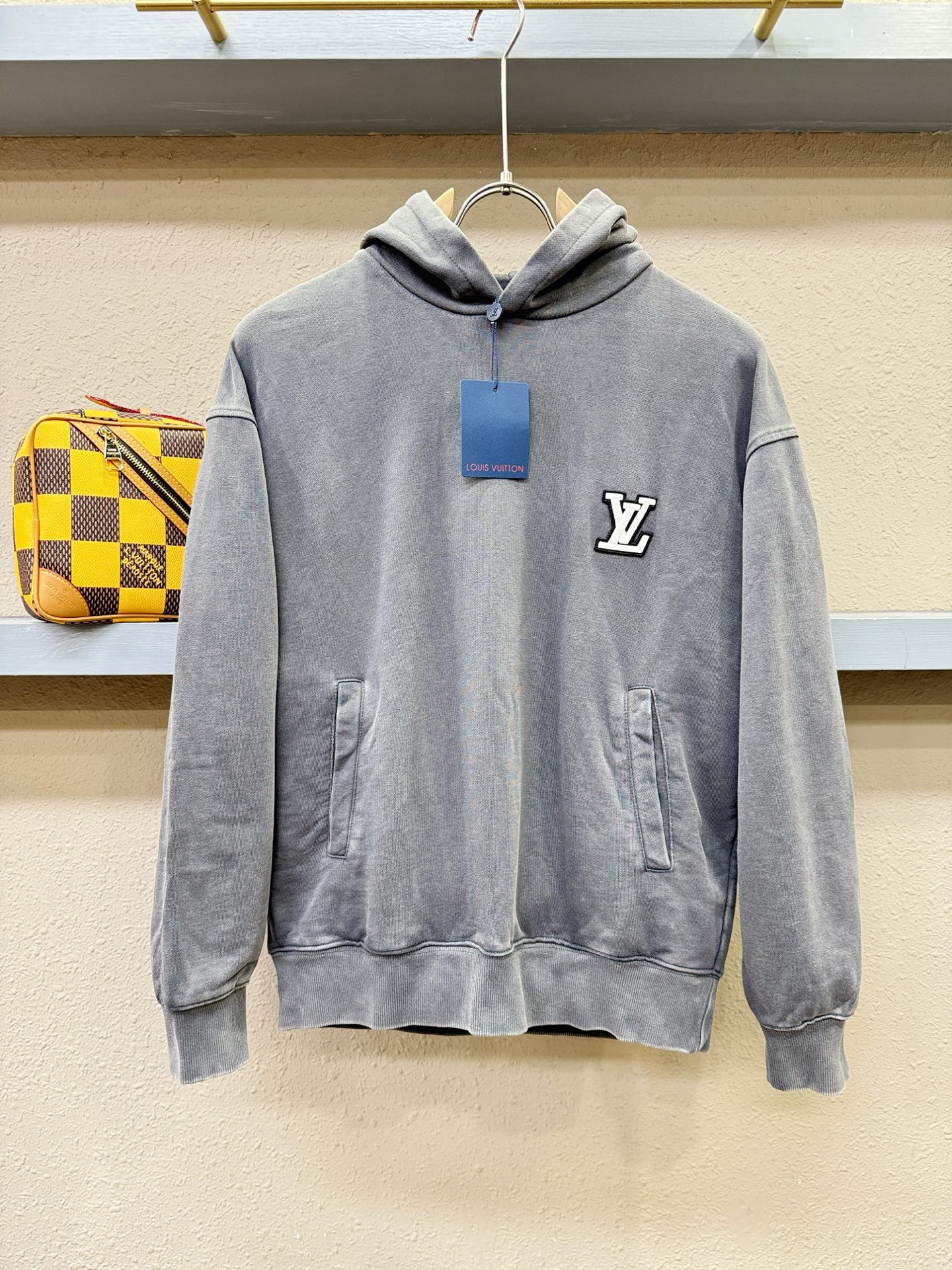 套装 LV路易威登 2025秋冬新款休闲套装，细节精致高级，高级感满满。定制高端面料，上身挺括有型，舒适