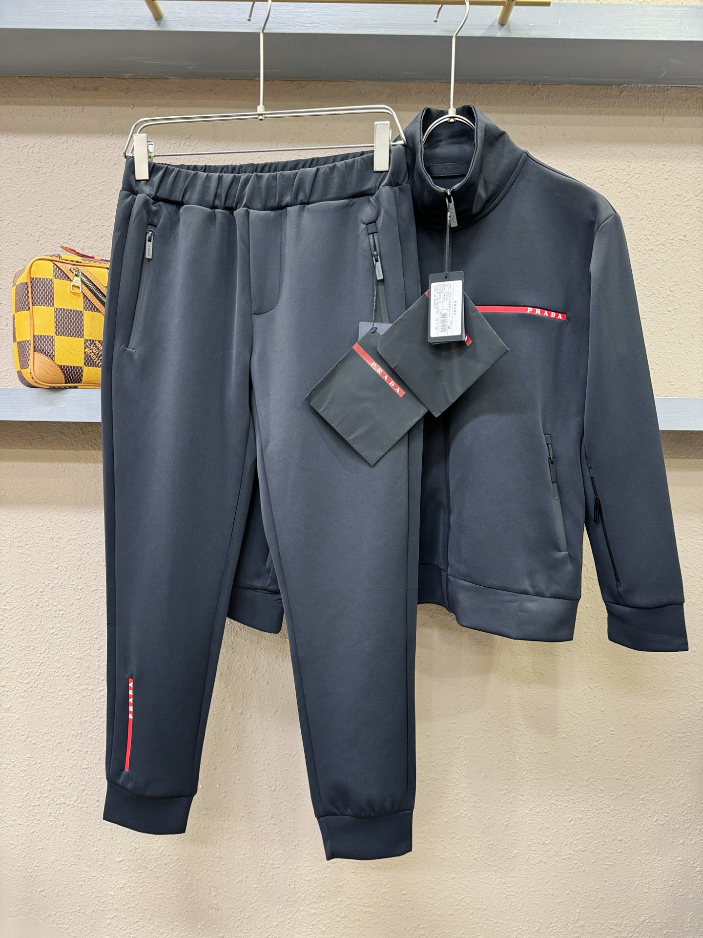 套装(带防尘袋) PRADA 普拉达 2025秋冬新款休闲套装，细节精致高级，高级感满满。定制高端面料，