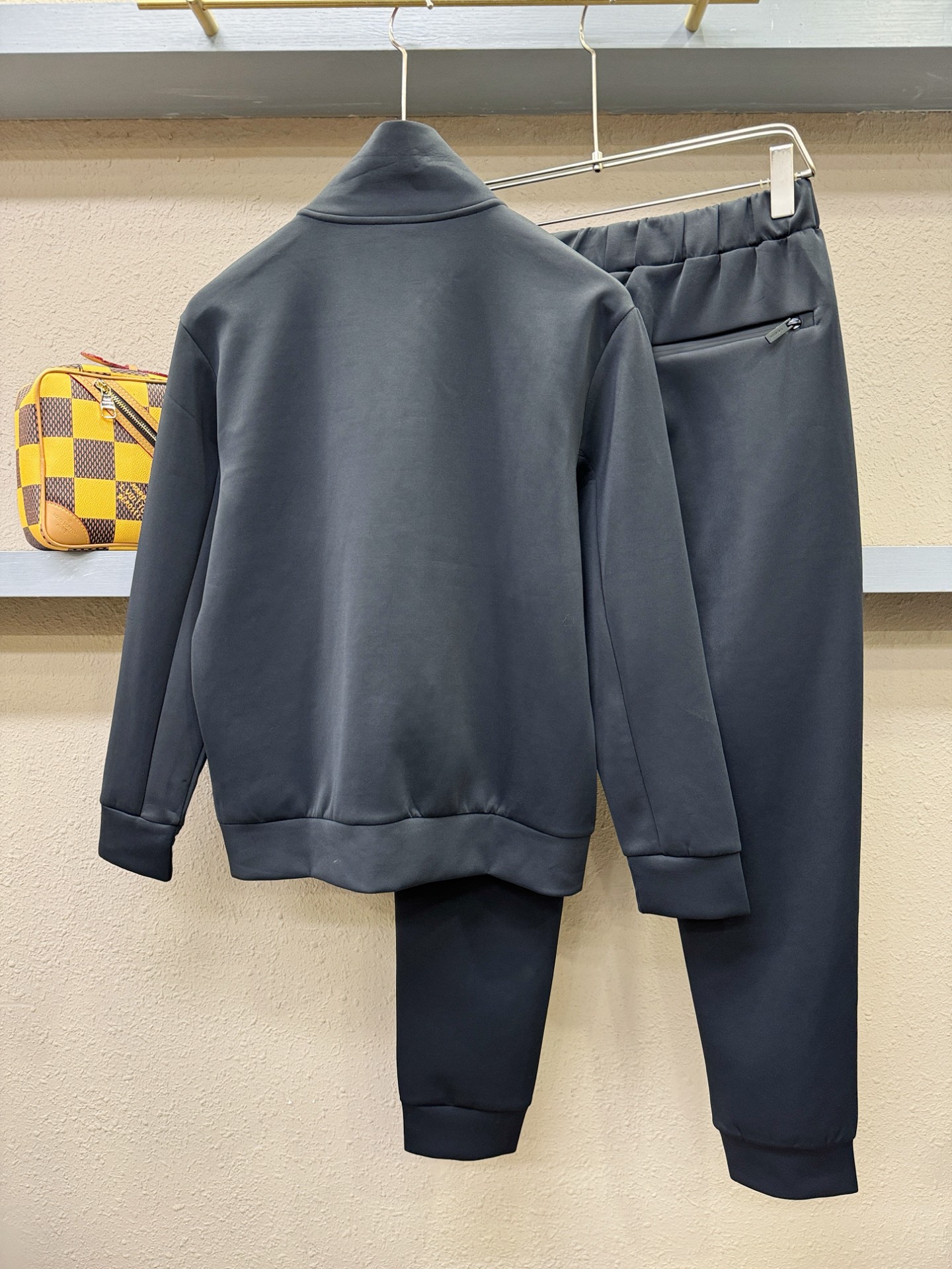 套装(带防尘袋) PRADA 普拉达 2025秋冬新款休闲套装，细节精致高级，高级感满满。定制高端面料，