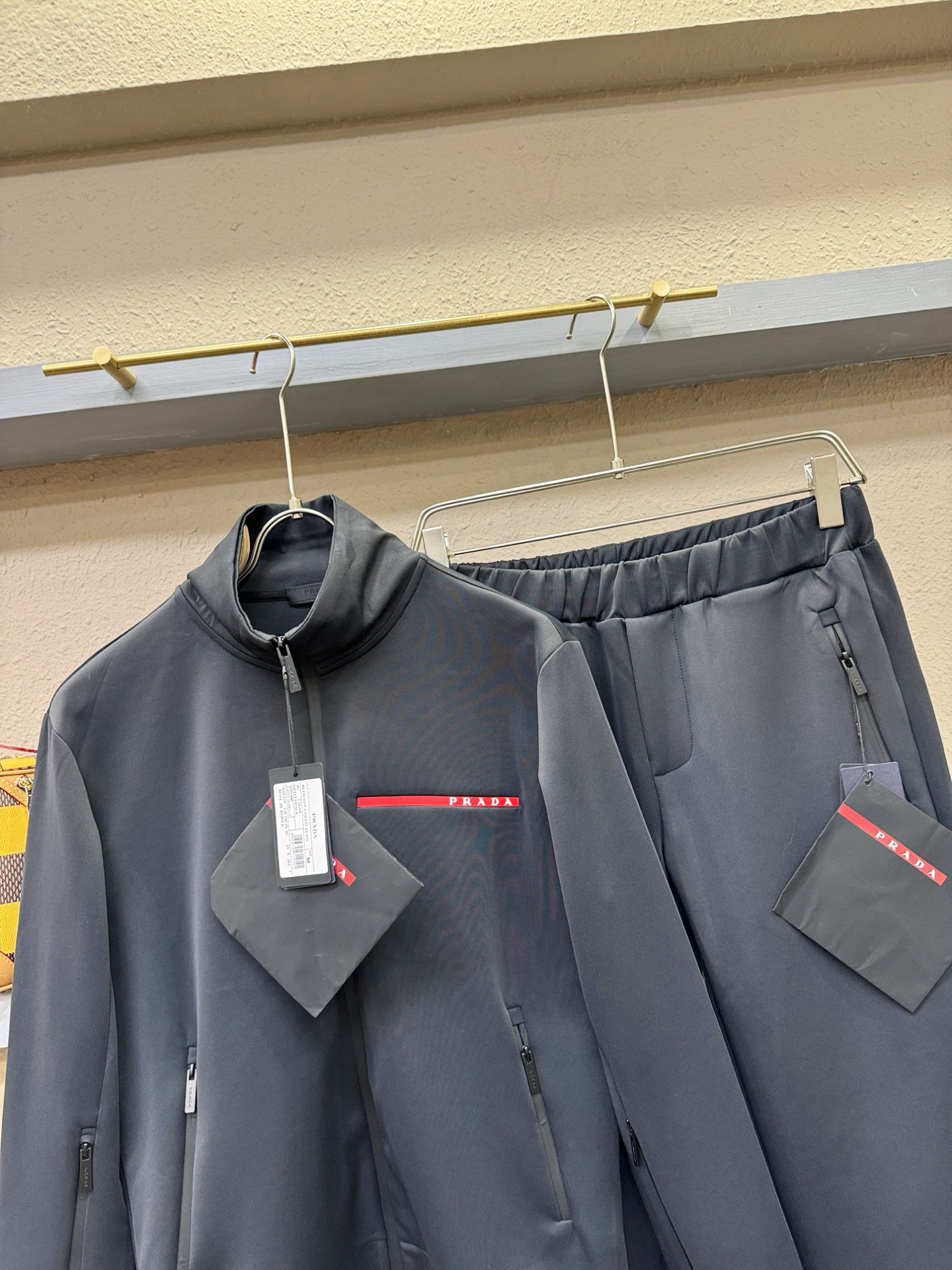 套装(带防尘袋) PRADA 普拉达 2025秋冬新款休闲套装，细节精致高级，高级感满满。定制高端面料，