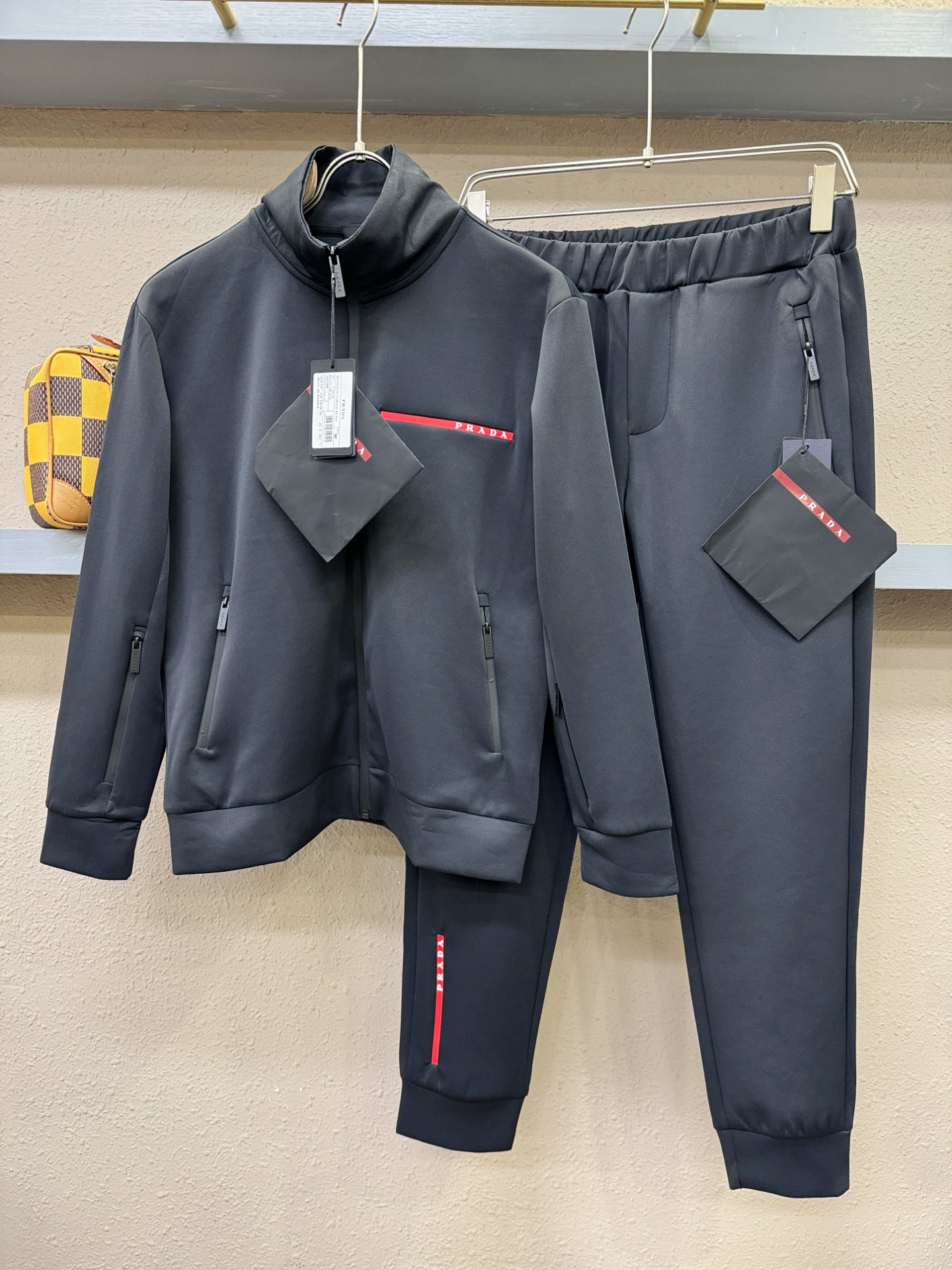 套装(带防尘袋) PRADA 普拉达 2025秋冬新款休闲套装，细节精致高级，高级感满满。定制高端面料，