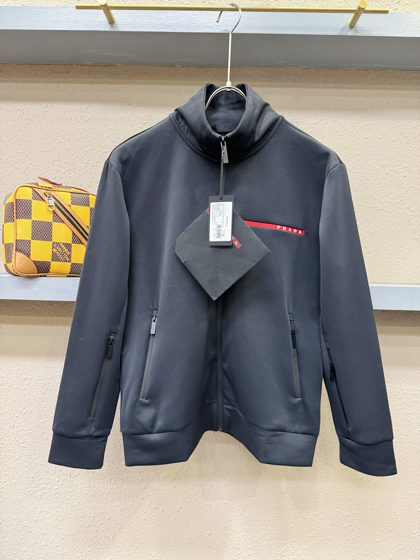 套装(带防尘袋) PRADA 普拉达 2025秋冬新款休闲套装，细节精致高级，高级感满满。定制高端面料，