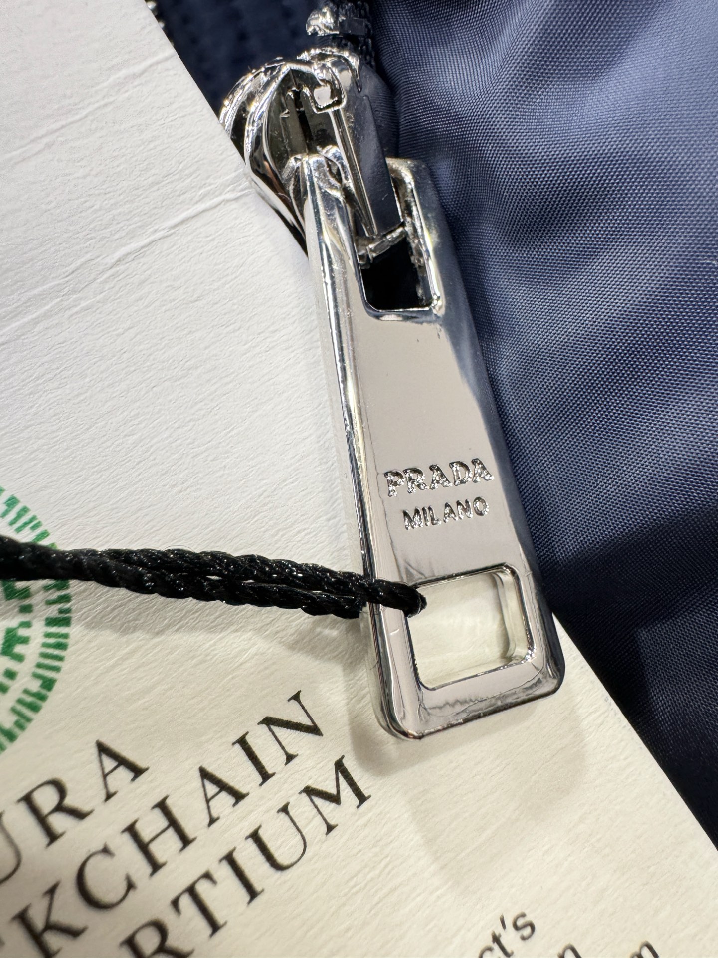 PRADA 普拉达 2025新款羽绒服，秀场新品，品相非常完美，专柜高科技防水面料，内里90%白鹅绒填充