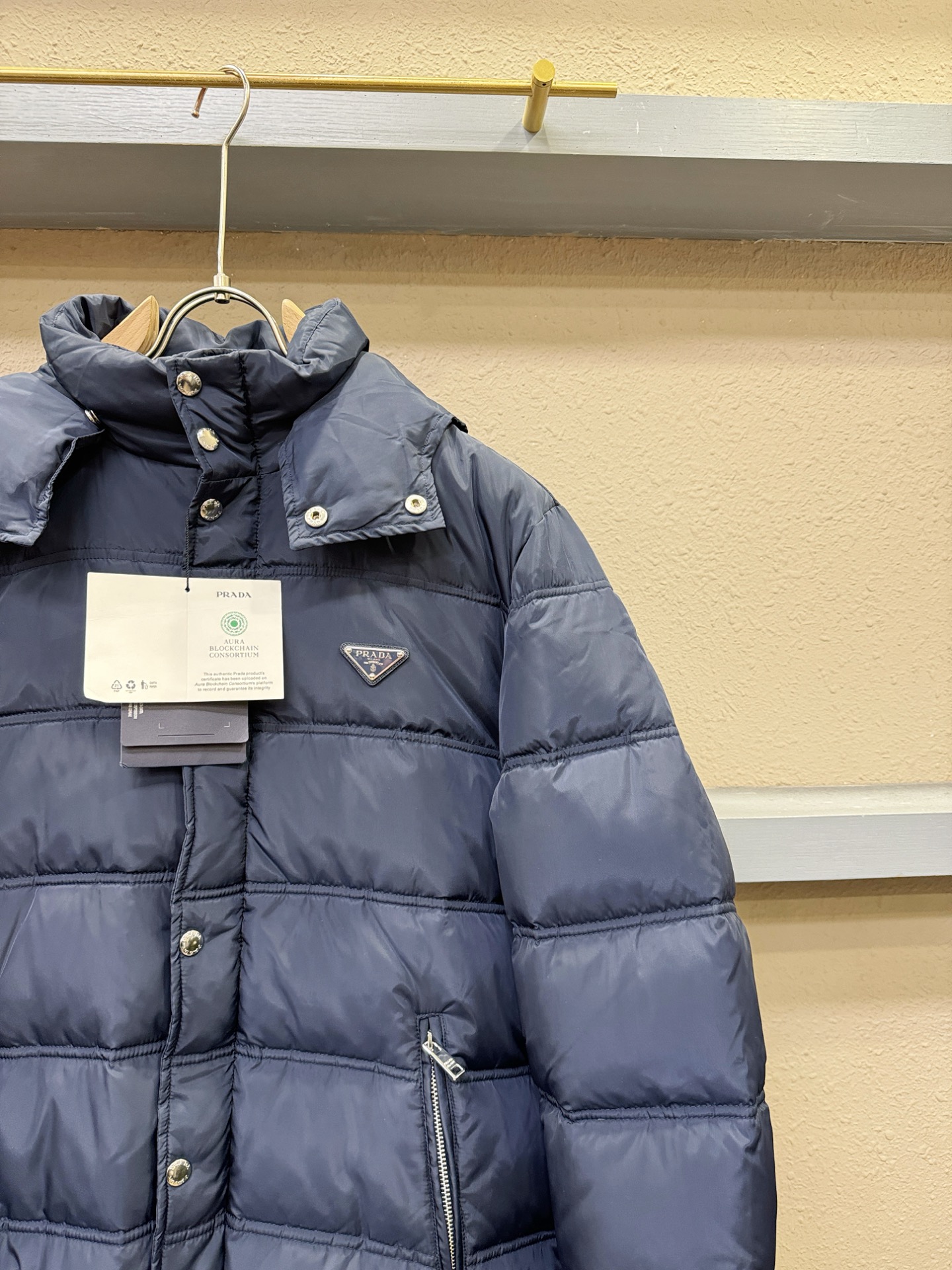 PRADA 普拉达 2025新款羽绒服，秀场新品，品相非常完美，专柜高科技防水面料，内里90%白鹅绒填充