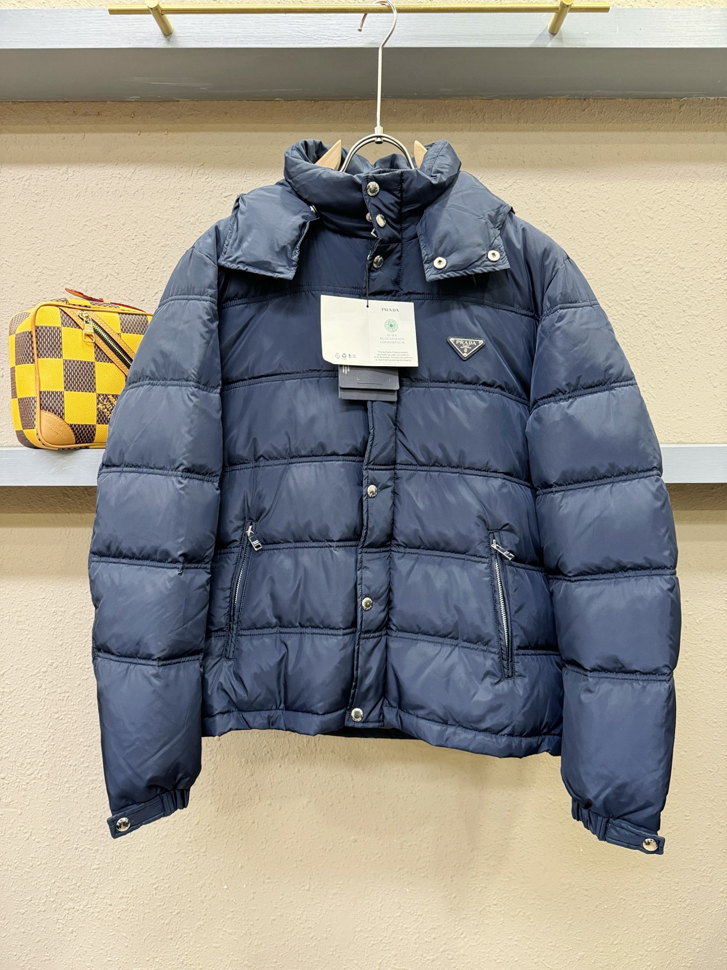 PRADA 普拉达 2025新款羽绒服，秀场新品，品相非常完美，专柜高科技防水面料，内里90%白鹅绒填充