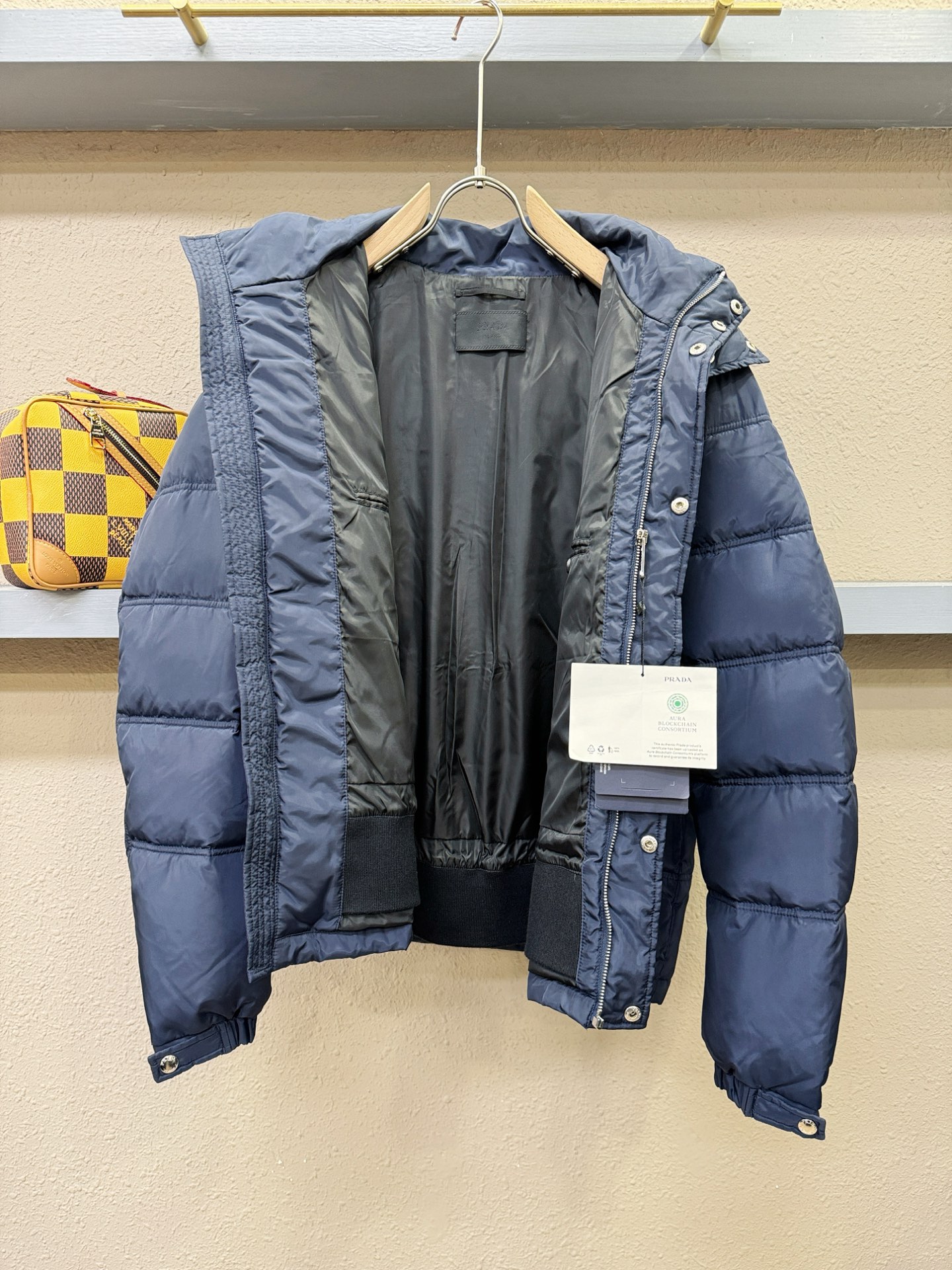 PRADA 普拉达 2025新款羽绒服，秀场新品，品相非常完美，专柜高科技防水面料，内里90%白鹅绒填充