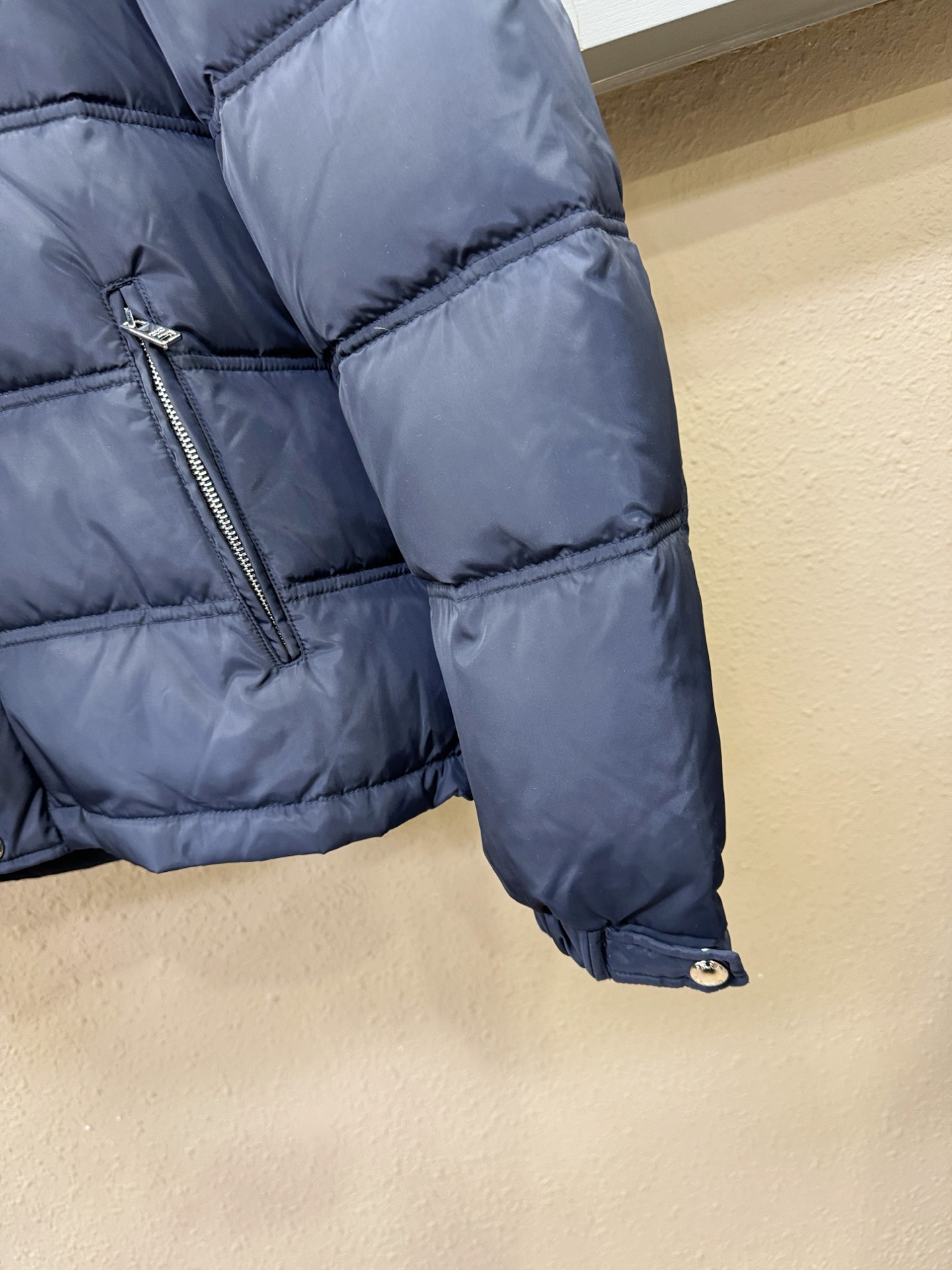 PRADA 普拉达 2025新款羽绒服，秀场新品，品相非常完美，专柜高科技防水面料，内里90%白鹅绒填充