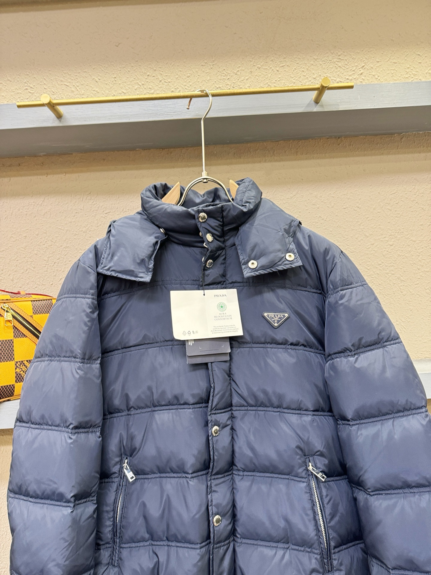 PRADA 普拉达 2025新款羽绒服，秀场新品，品相非常完美，专柜高科技防水面料，内里90%白鹅绒填充