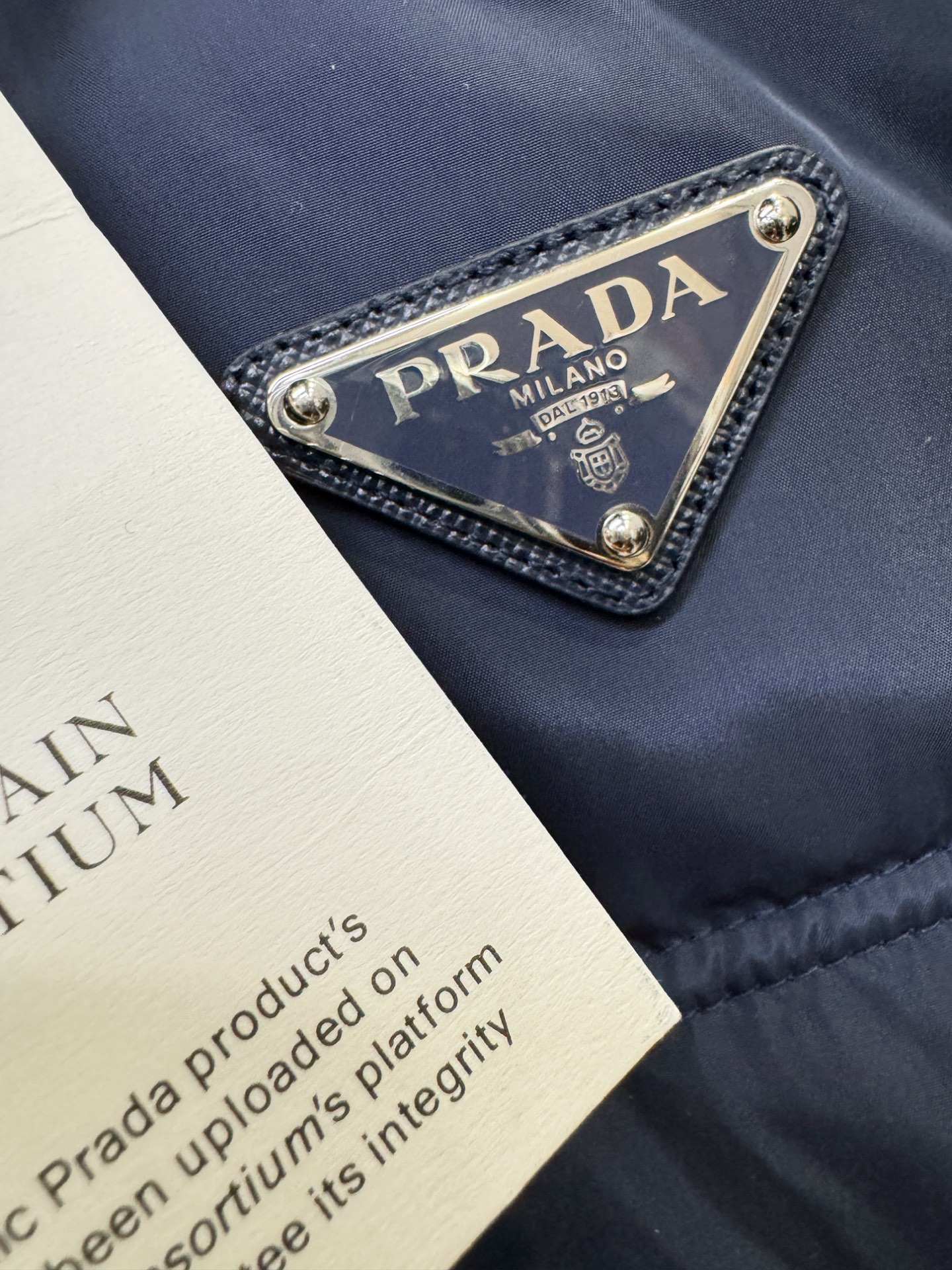 PRADA 普拉达 2025新款羽绒服，秀场新品，品相非常完美，专柜高科技防水面料，内里90%白鹅绒填充