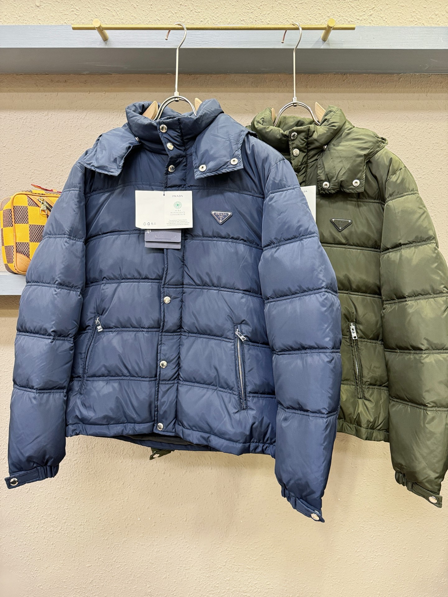 PRADA 普拉达 2025新款羽绒服，秀场新品，品相非常完美，专柜高科技防水面料，内里90%白鹅绒填充