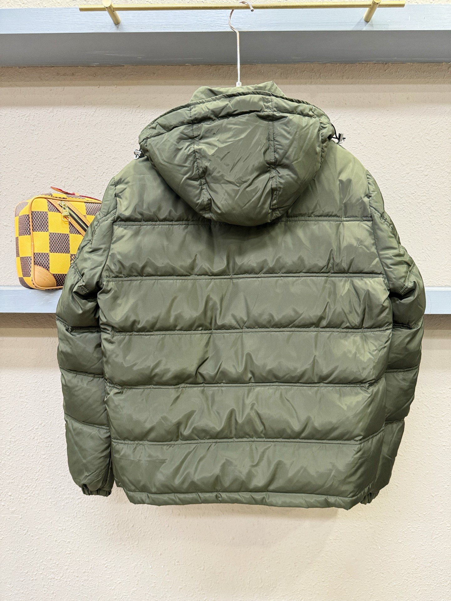 PRADA 普拉达 2025新款羽绒服，秀场新品，品相非常完美，专柜高科技防水面料，内里90%白鹅绒填充