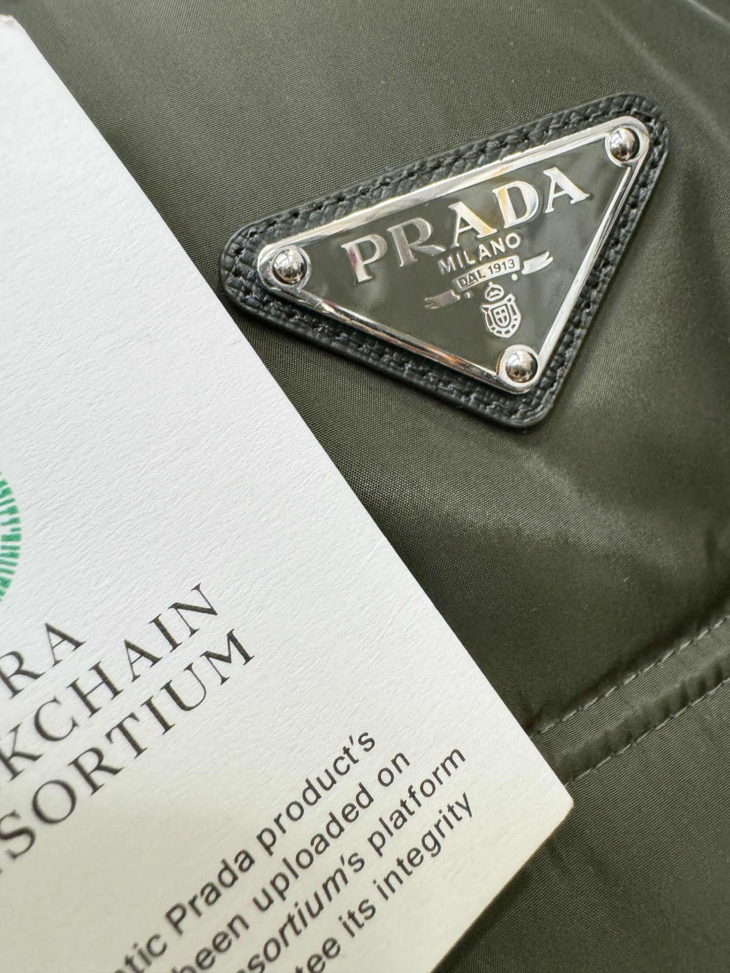 PRADA 普拉达 2025新款羽绒服，秀场新品，品相非常完美，专柜高科技防水面料，内里90%白鹅绒填充