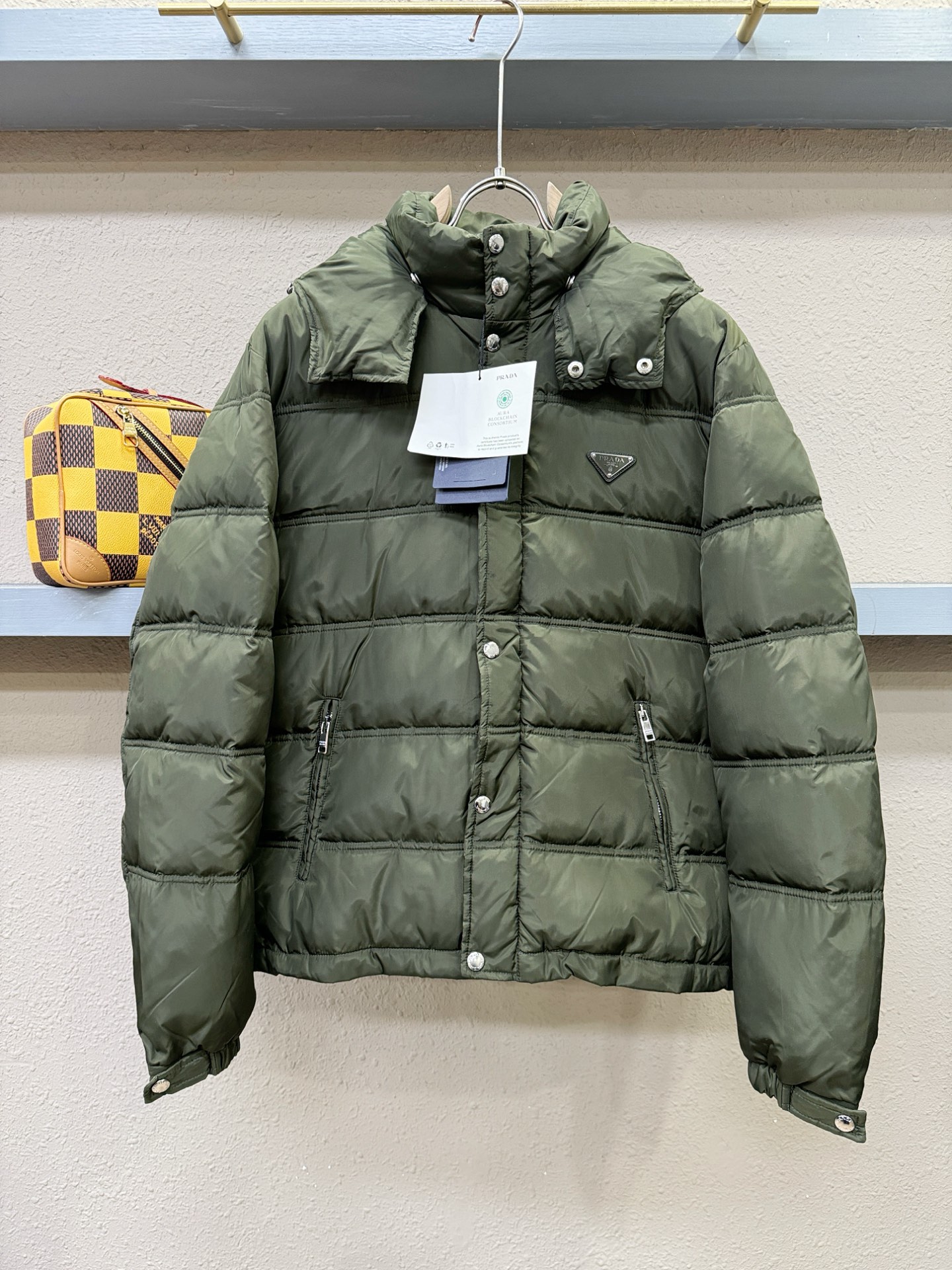 PRADA 普拉达 2025新款羽绒服，秀场新品，品相非常完美，专柜高科技防水面料，内里90%白鹅绒填充