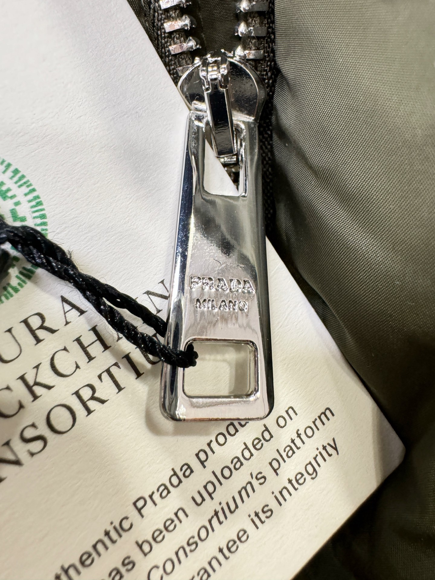 PRADA 普拉达 2025新款羽绒服，秀场新品，品相非常完美，专柜高科技防水面料，内里90%白鹅绒填充