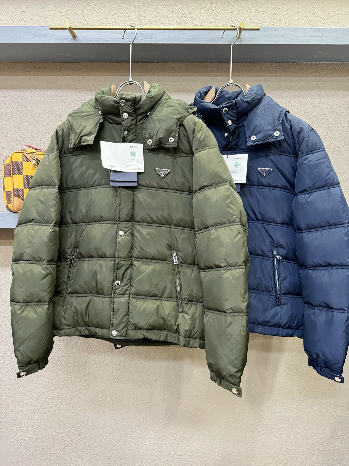 PRADA 普拉达 2025新款羽绒服，秀场新品，品相非常完美，专柜高科技防水面料，内里90%白鹅绒填充