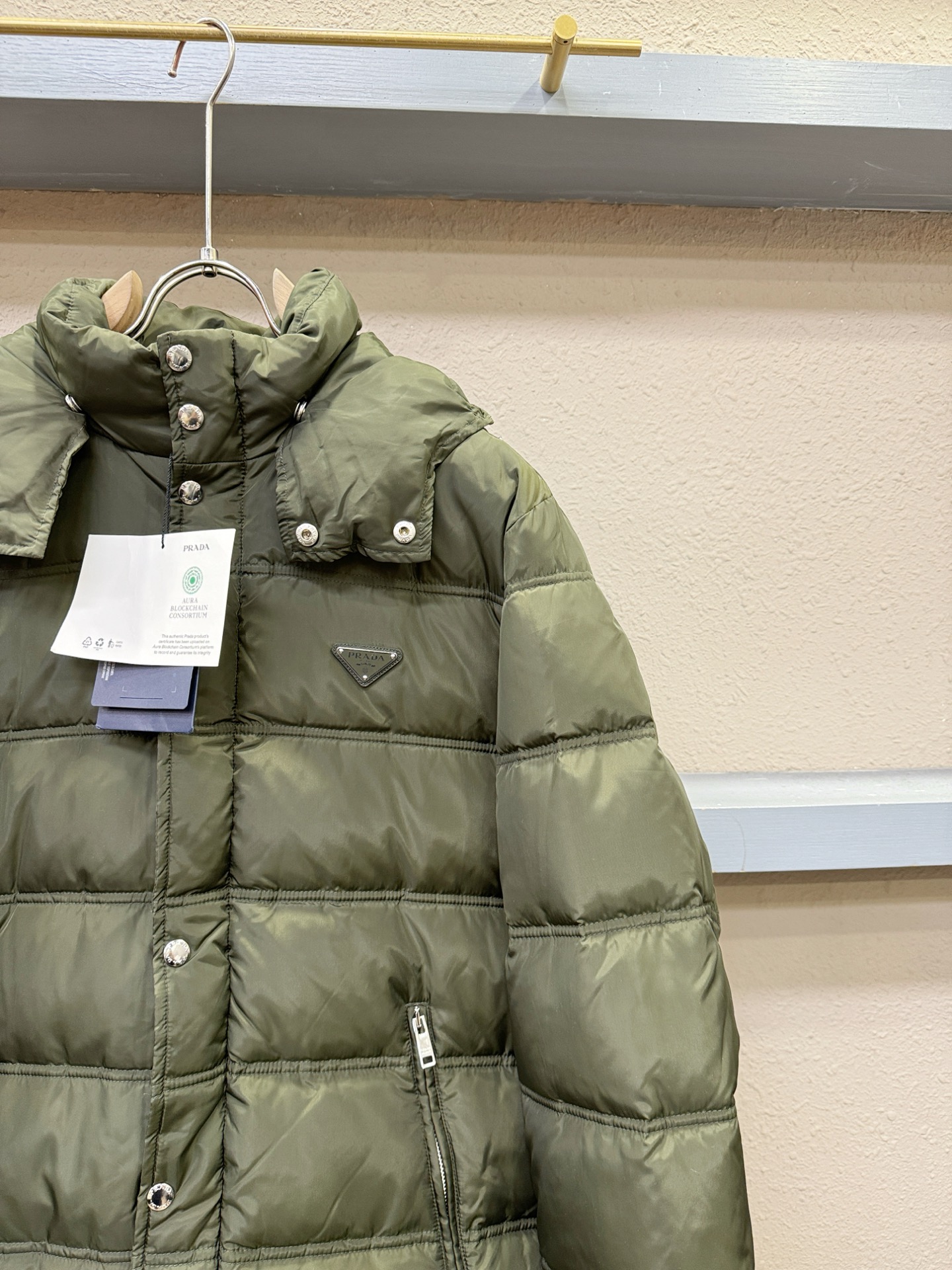 PRADA 普拉达 2025新款羽绒服，秀场新品，品相非常完美，专柜高科技防水面料，内里90%白鹅绒填充