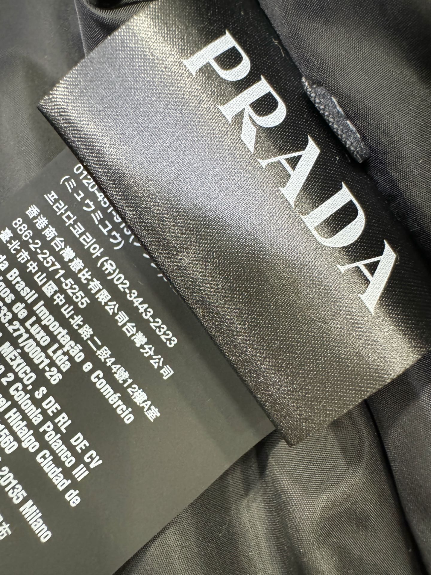 PRADA 普拉达 2025新款羽绒服，秀场新品，品相非常完美，专柜高科技防水面料，内里90%白鹅绒填充