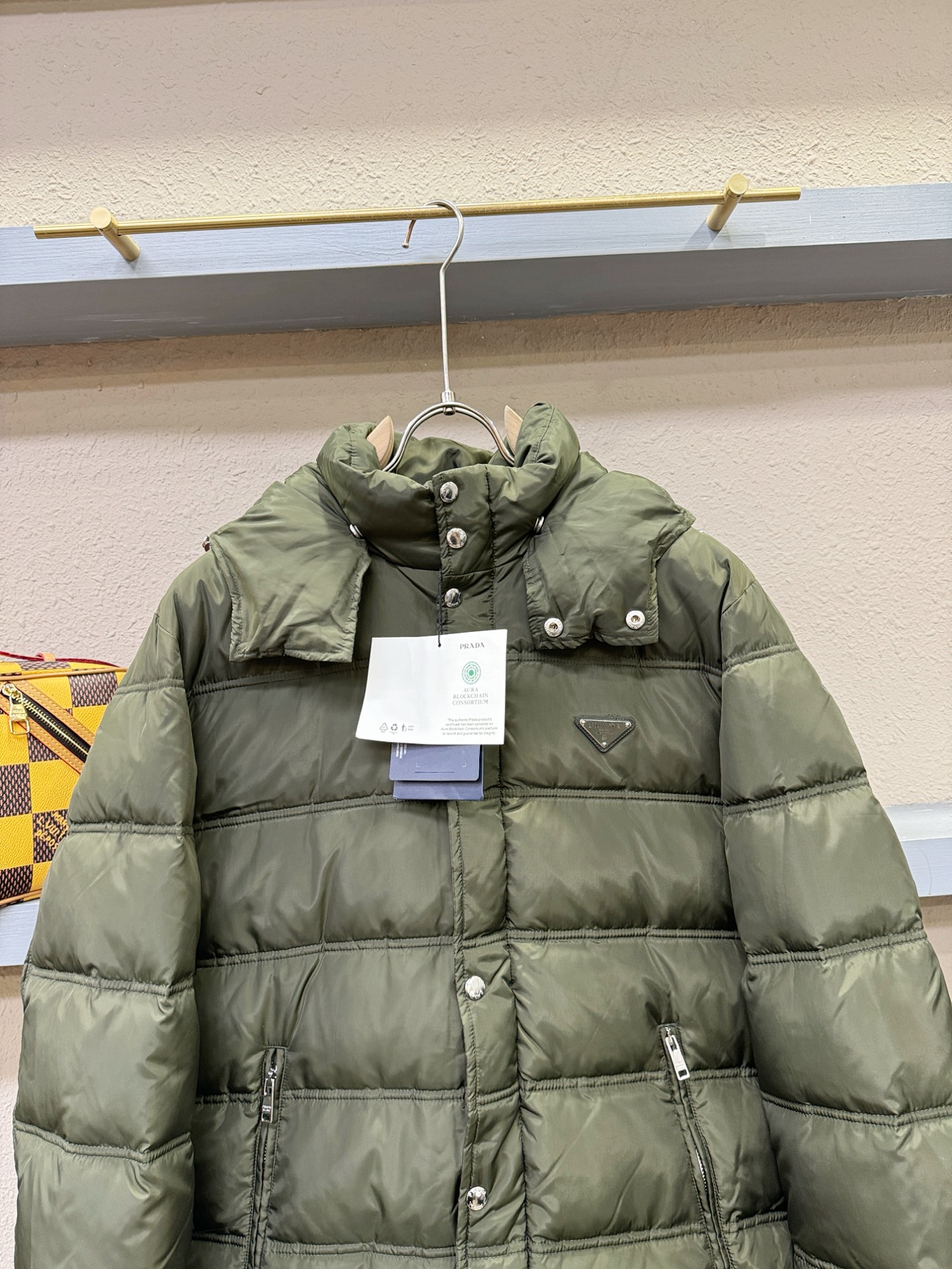 PRADA 普拉达 2025新款羽绒服，秀场新品，品相非常完美，专柜高科技防水面料，内里90%白鹅绒填充