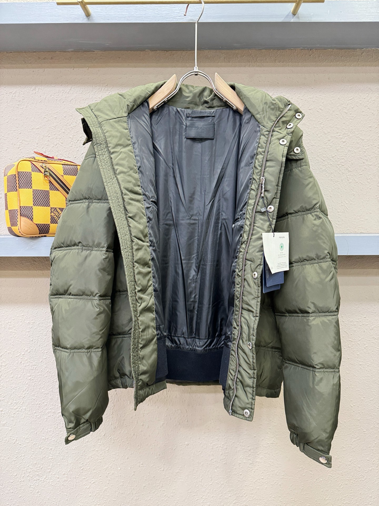 PRADA 普拉达 2025新款羽绒服，秀场新品，品相非常完美，专柜高科技防水面料，内里90%白鹅绒填充