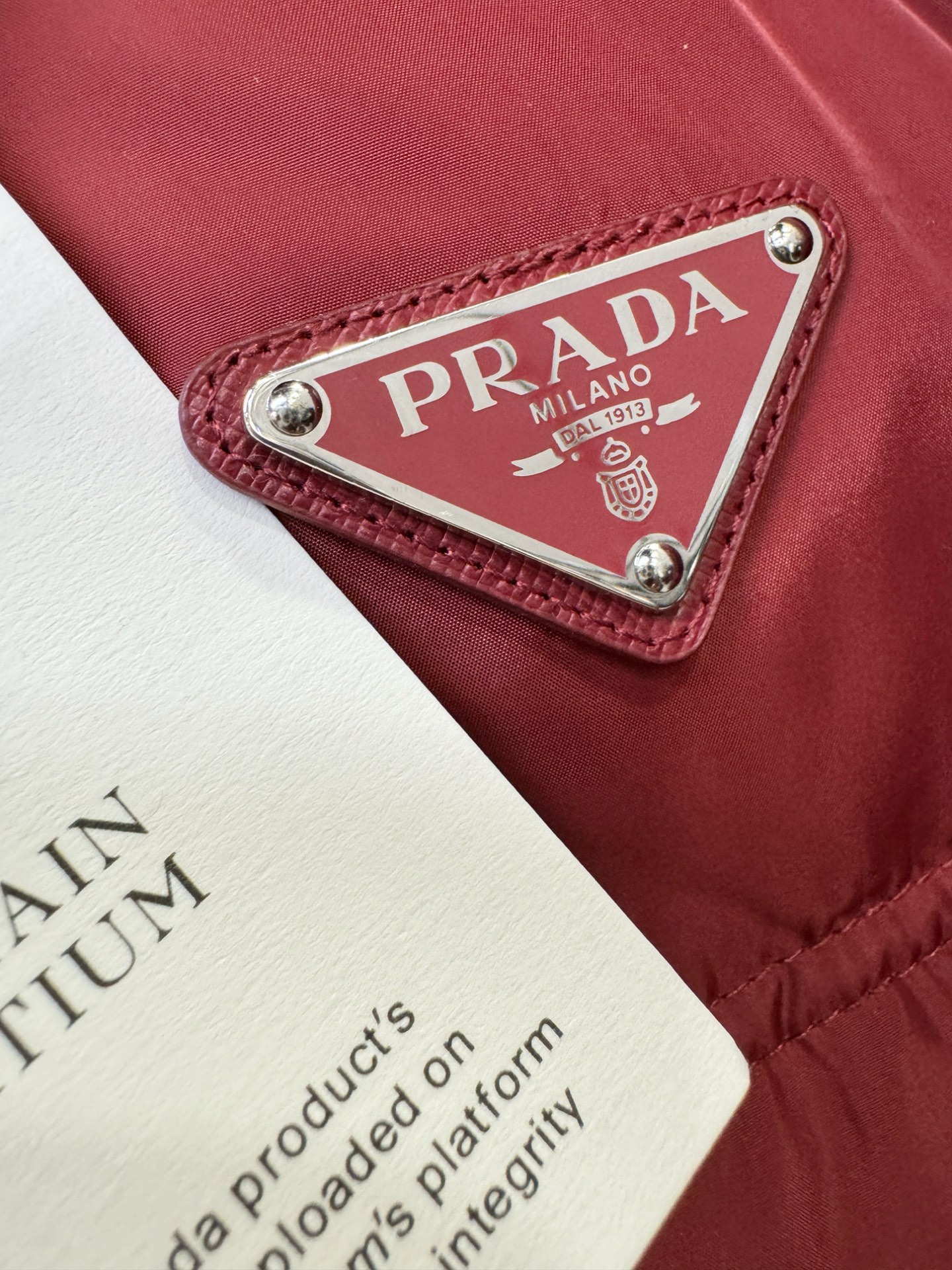 PRADA 普拉达 2025新款羽绒服，秀场新品，品相非常完美，专柜高科技防水面料，内里90%白鹅绒填充