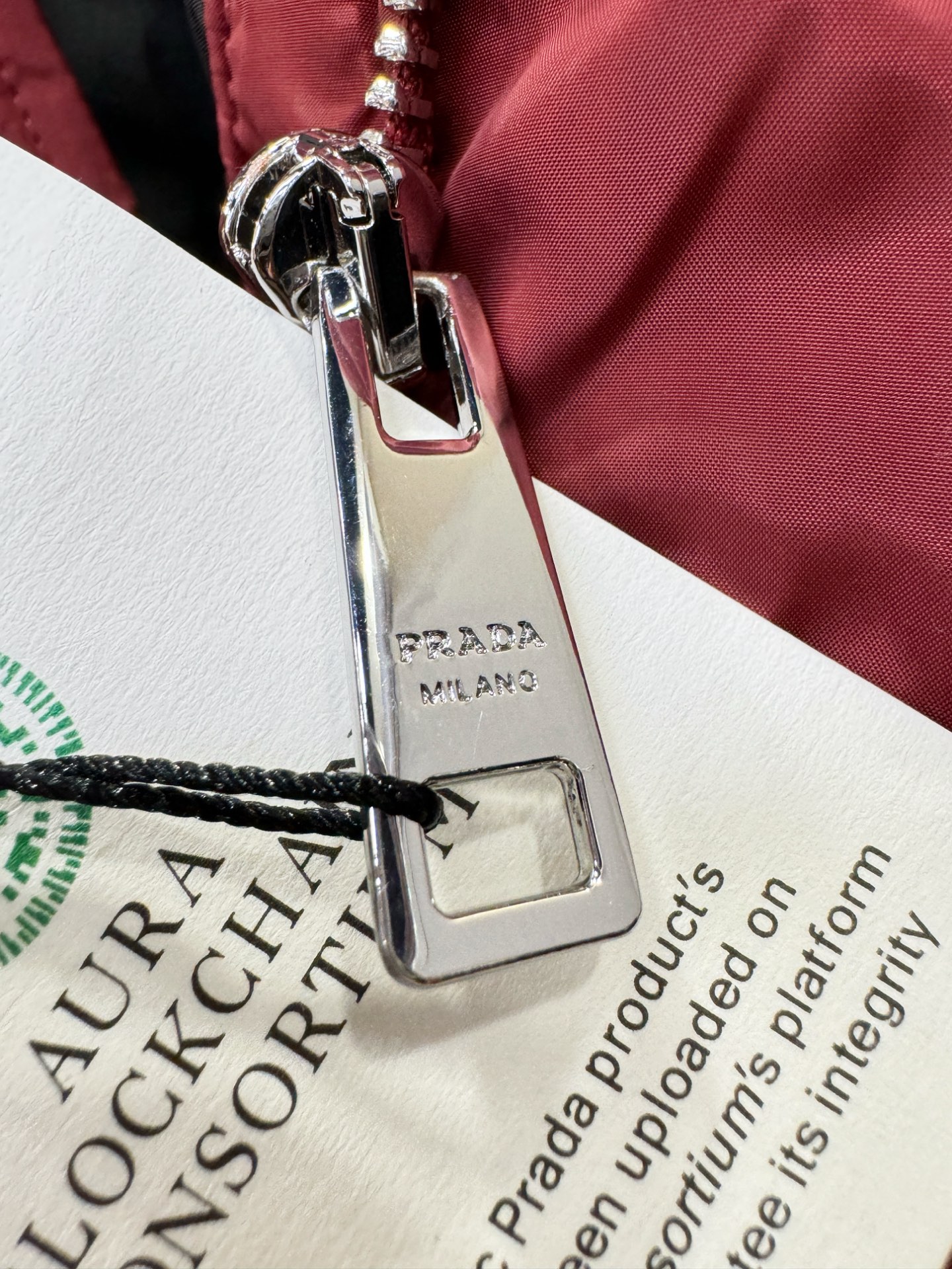 PRADA 普拉达 2025新款羽绒服，秀场新品，品相非常完美，专柜高科技防水面料，内里90%白鹅绒填充