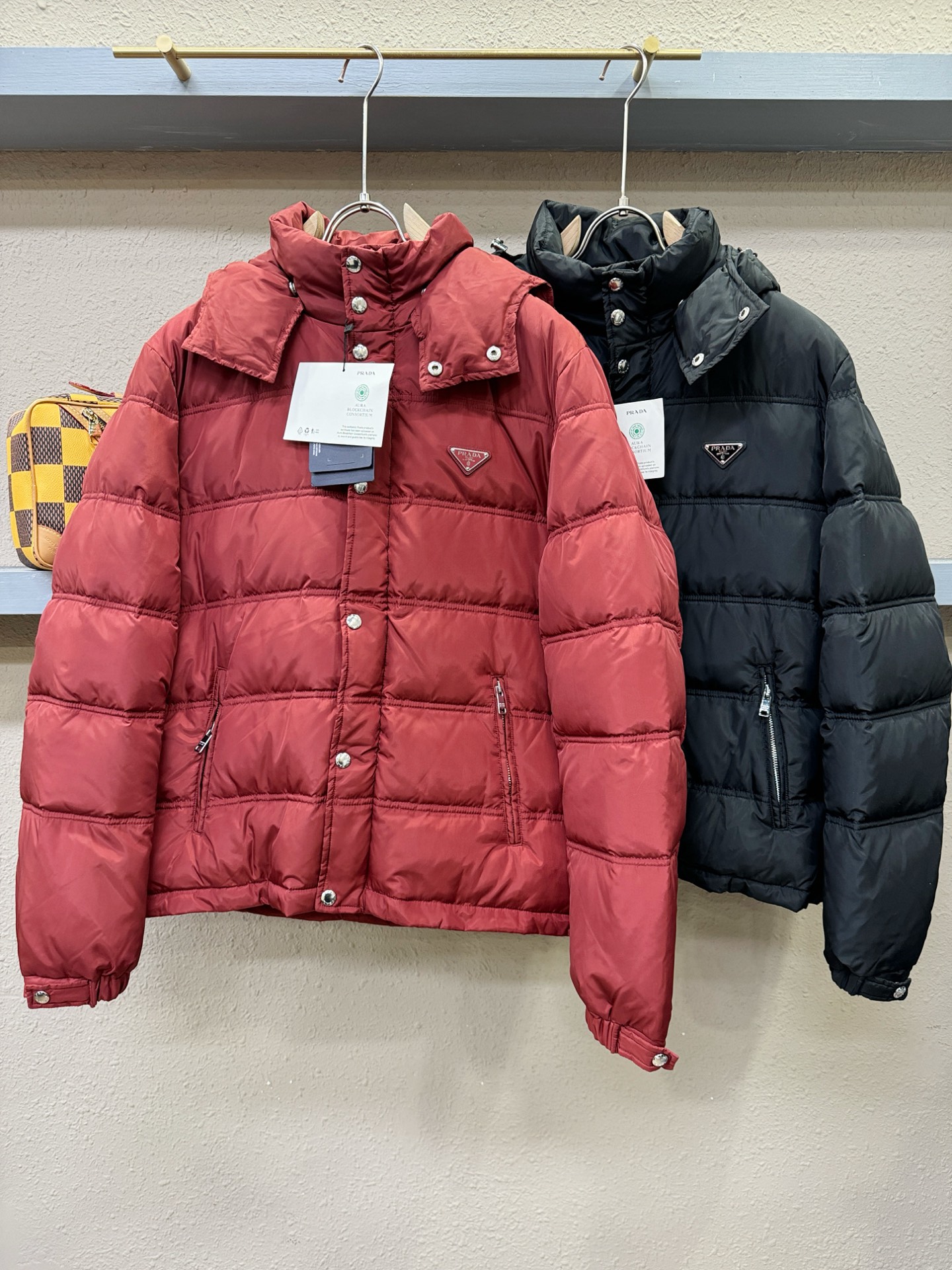 PRADA 普拉达 2025新款羽绒服，秀场新品，品相非常完美，专柜高科技防水面料，内里90%白鹅绒填充