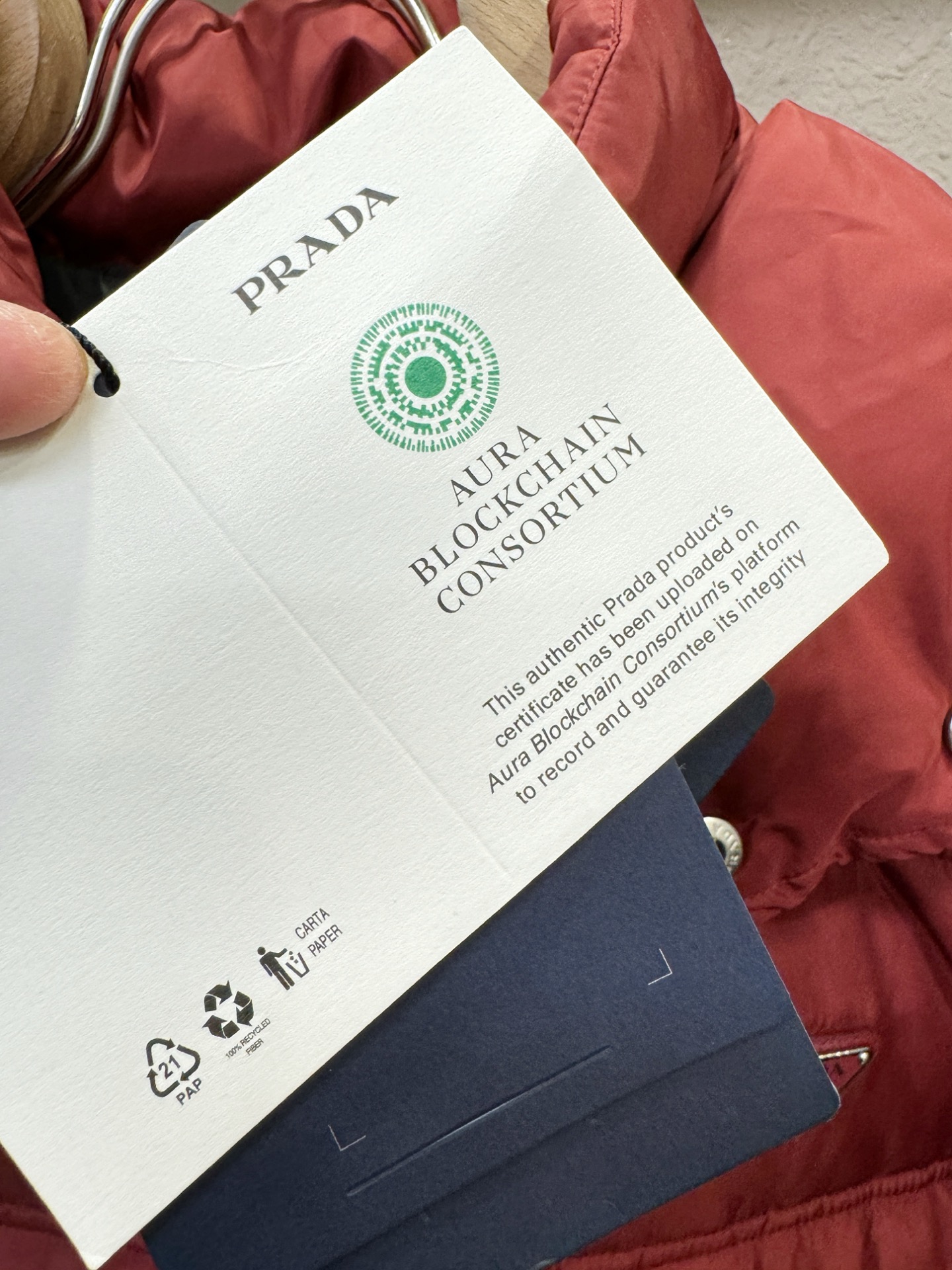 PRADA 普拉达 2025新款羽绒服，秀场新品，品相非常完美，专柜高科技防水面料，内里90%白鹅绒填充