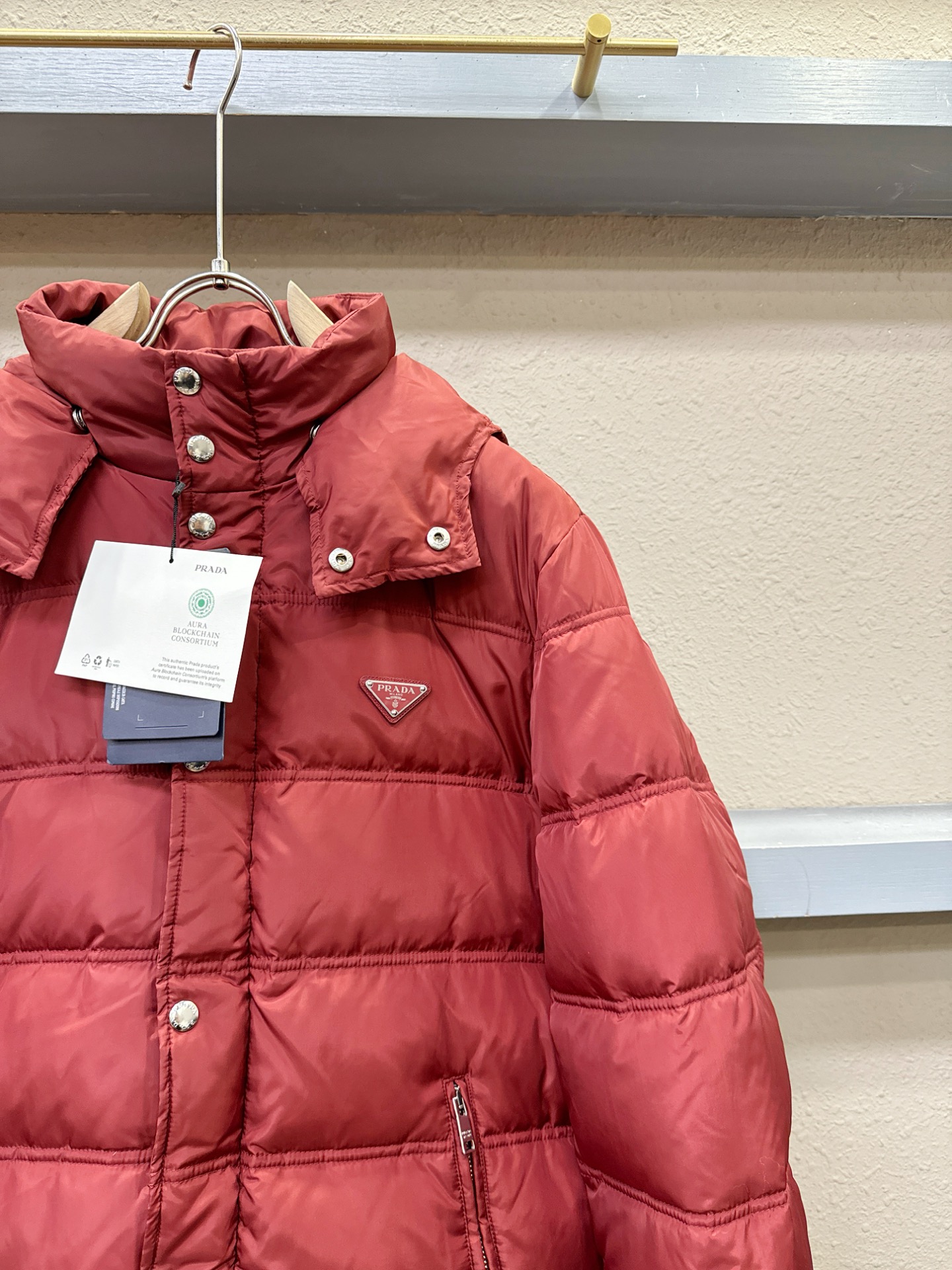 PRADA 普拉达 2025新款羽绒服，秀场新品，品相非常完美，专柜高科技防水面料，内里90%白鹅绒填充