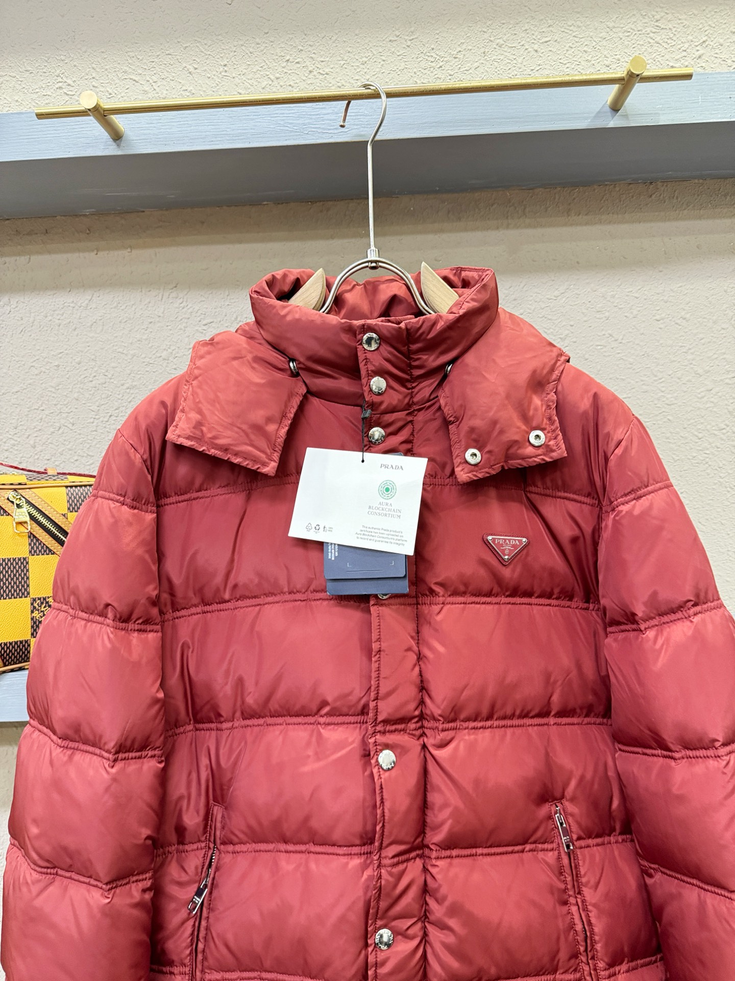 PRADA 普拉达 2025新款羽绒服，秀场新品，品相非常完美，专柜高科技防水面料，内里90%白鹅绒填充